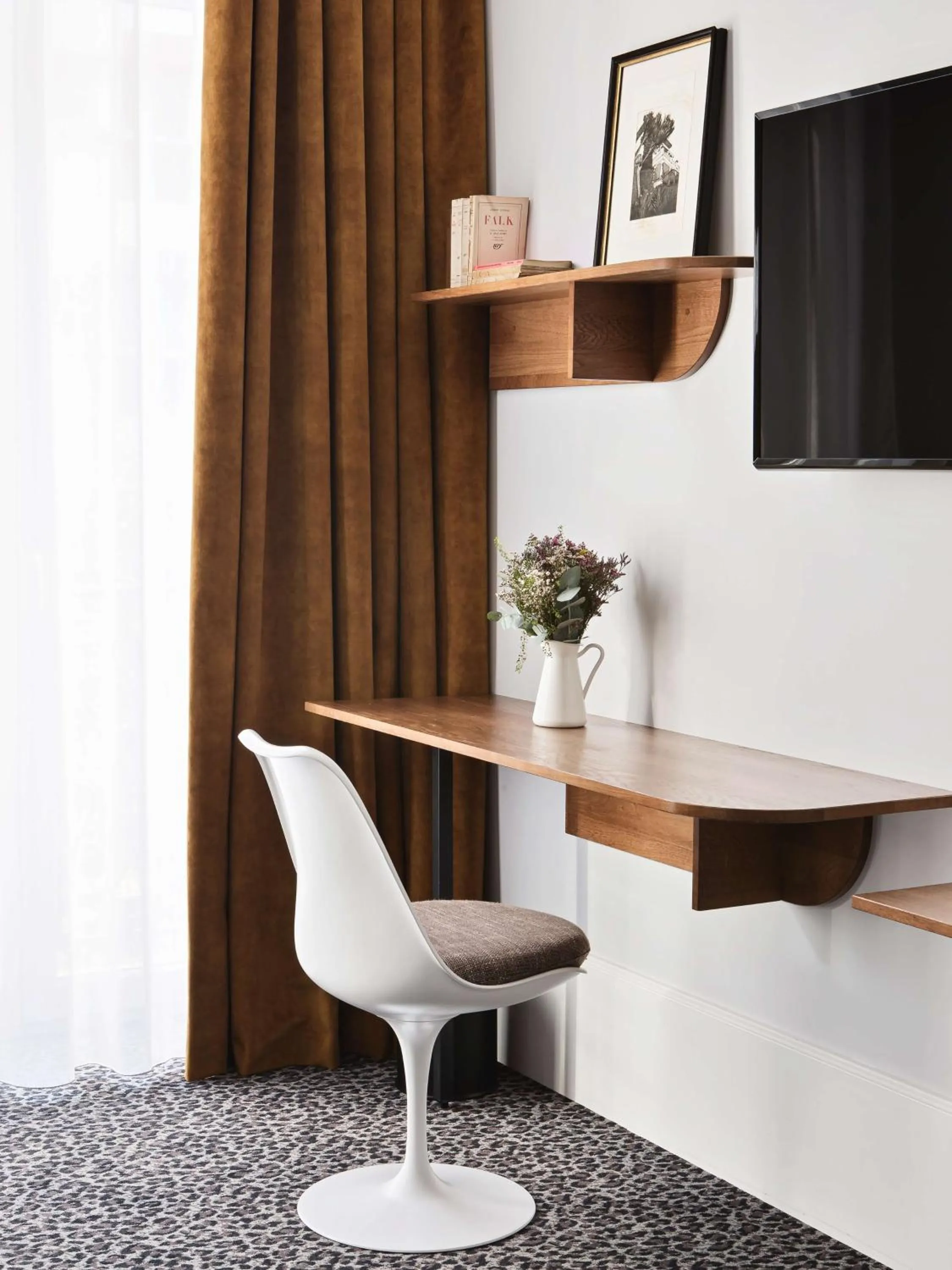 Photo of the whole room in Hotel De Verdun 1882, BW Signature Collection