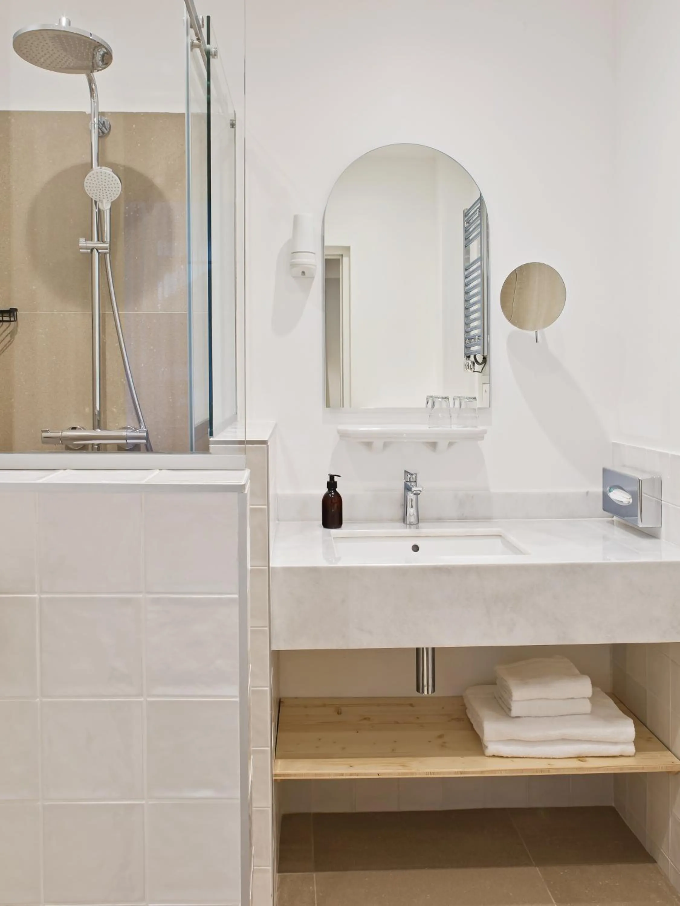 Shower in Hotel De Verdun 1882, BW Signature Collection