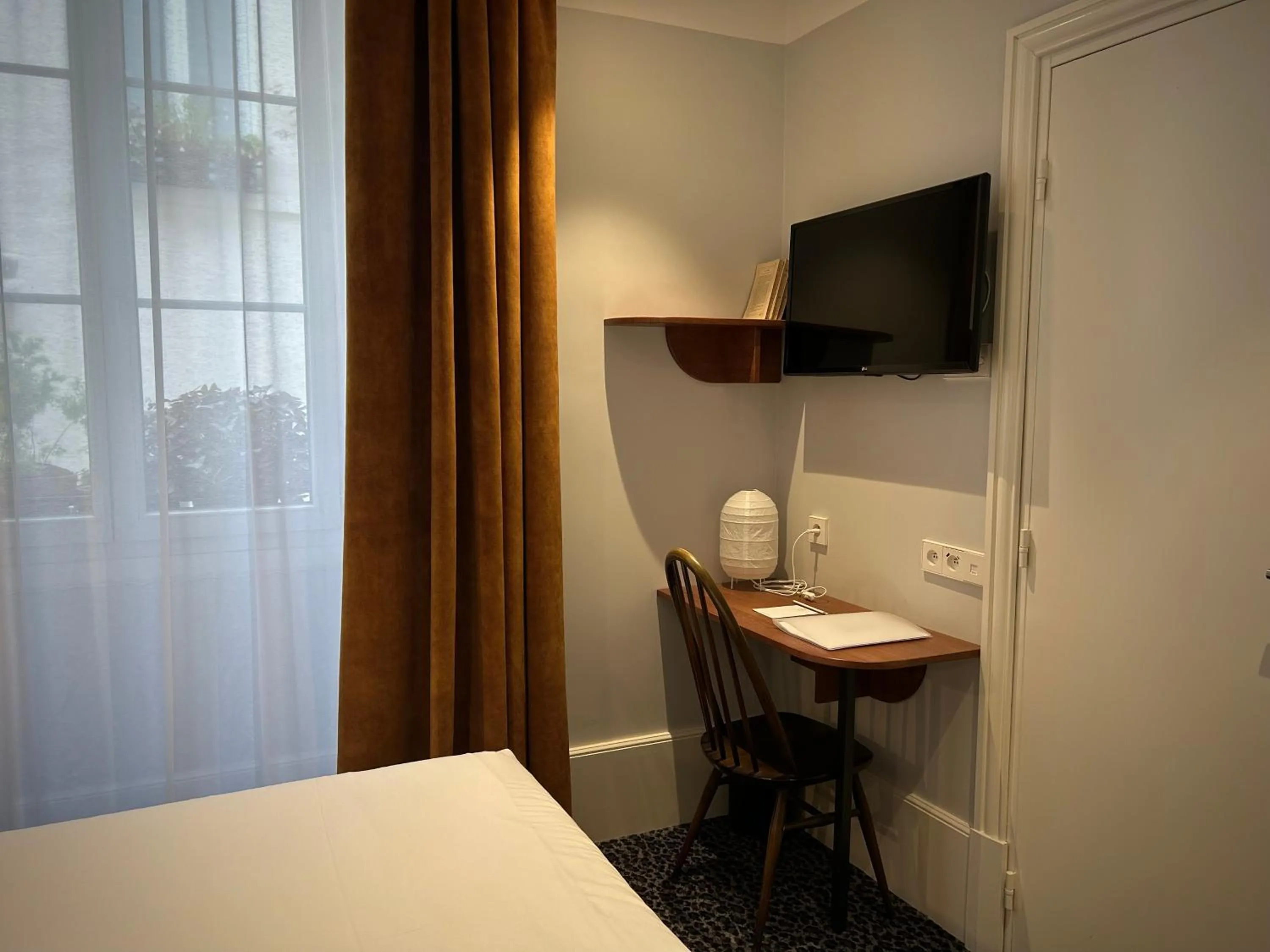 Bedroom, Bed in Hotel De Verdun 1882, BW Signature Collection