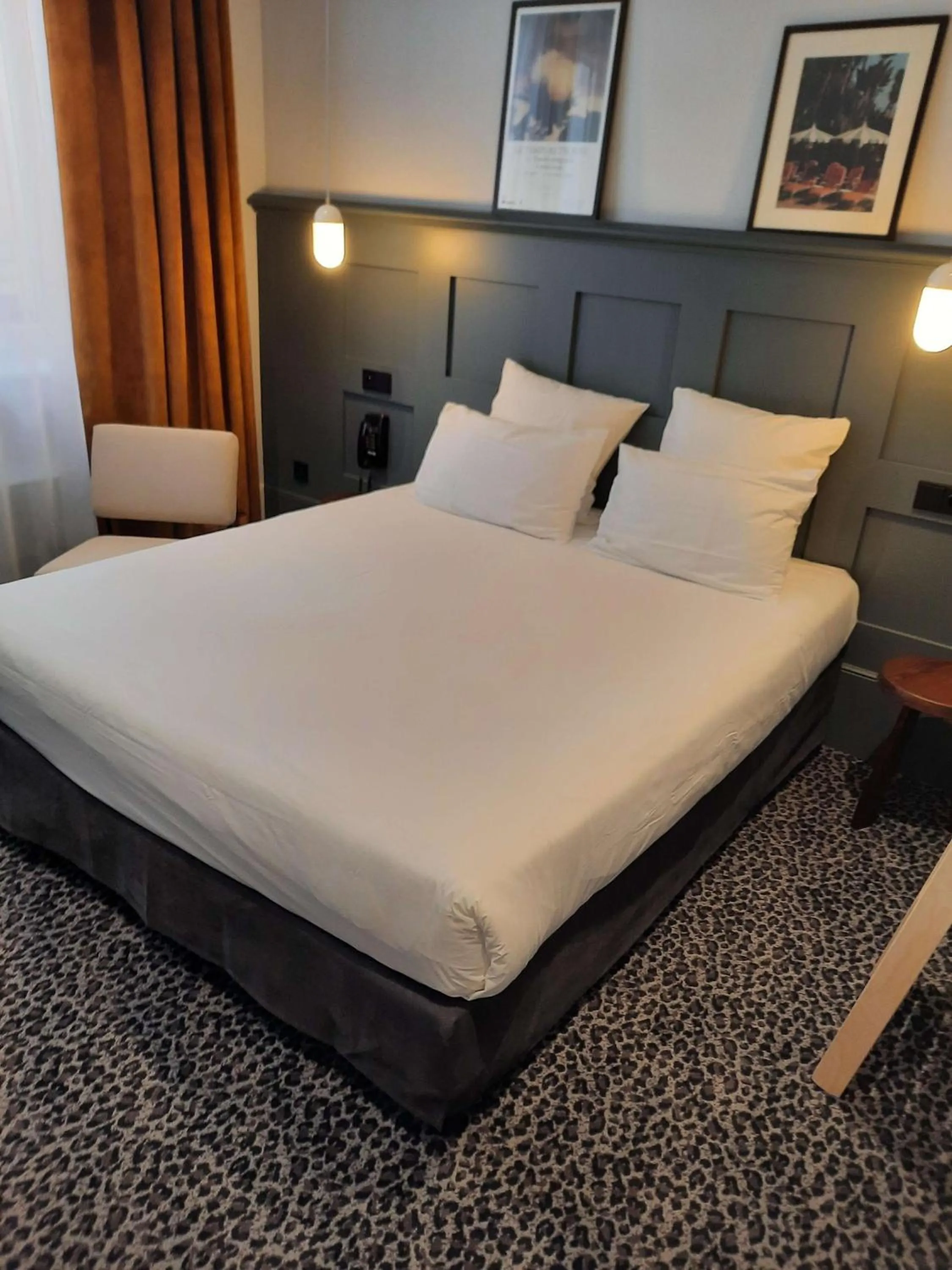 Bedroom, Bed in Hotel De Verdun 1882, BW Signature Collection