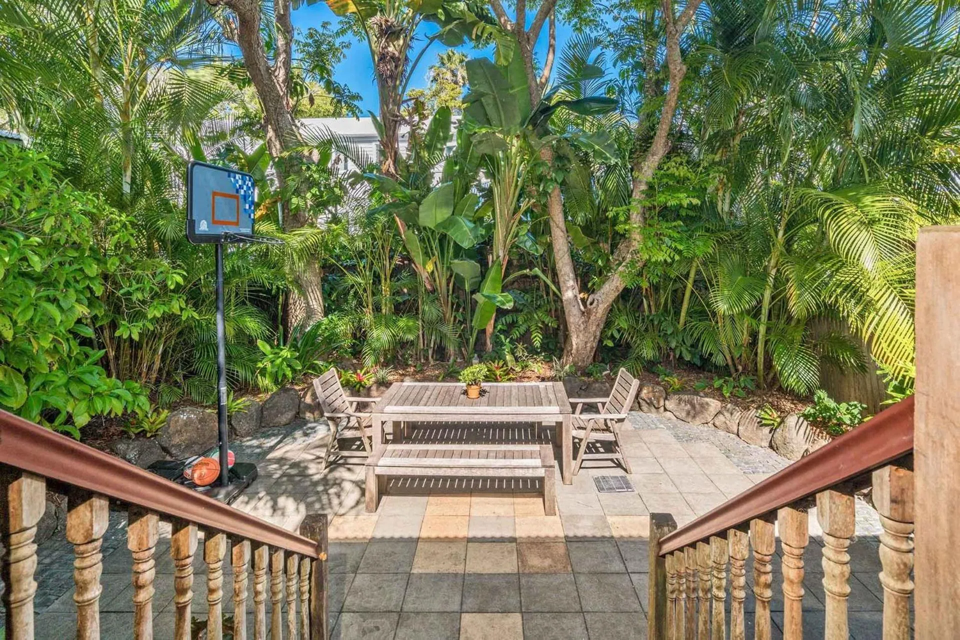 Day in Longhouse - spacious 4 BR Belongil Beach retreat