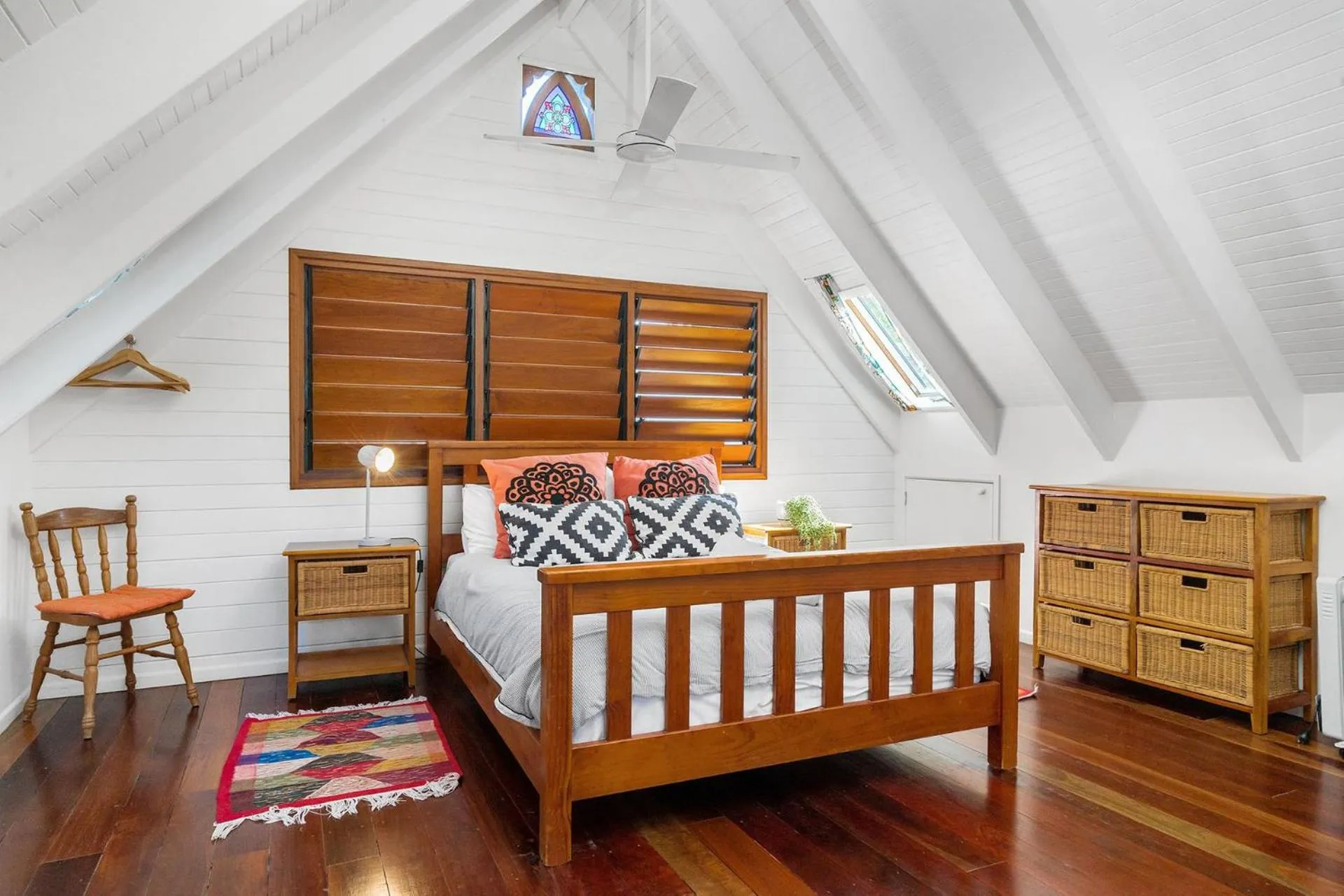 Bed in Longhouse - spacious 4 BR Belongil Beach retreat
