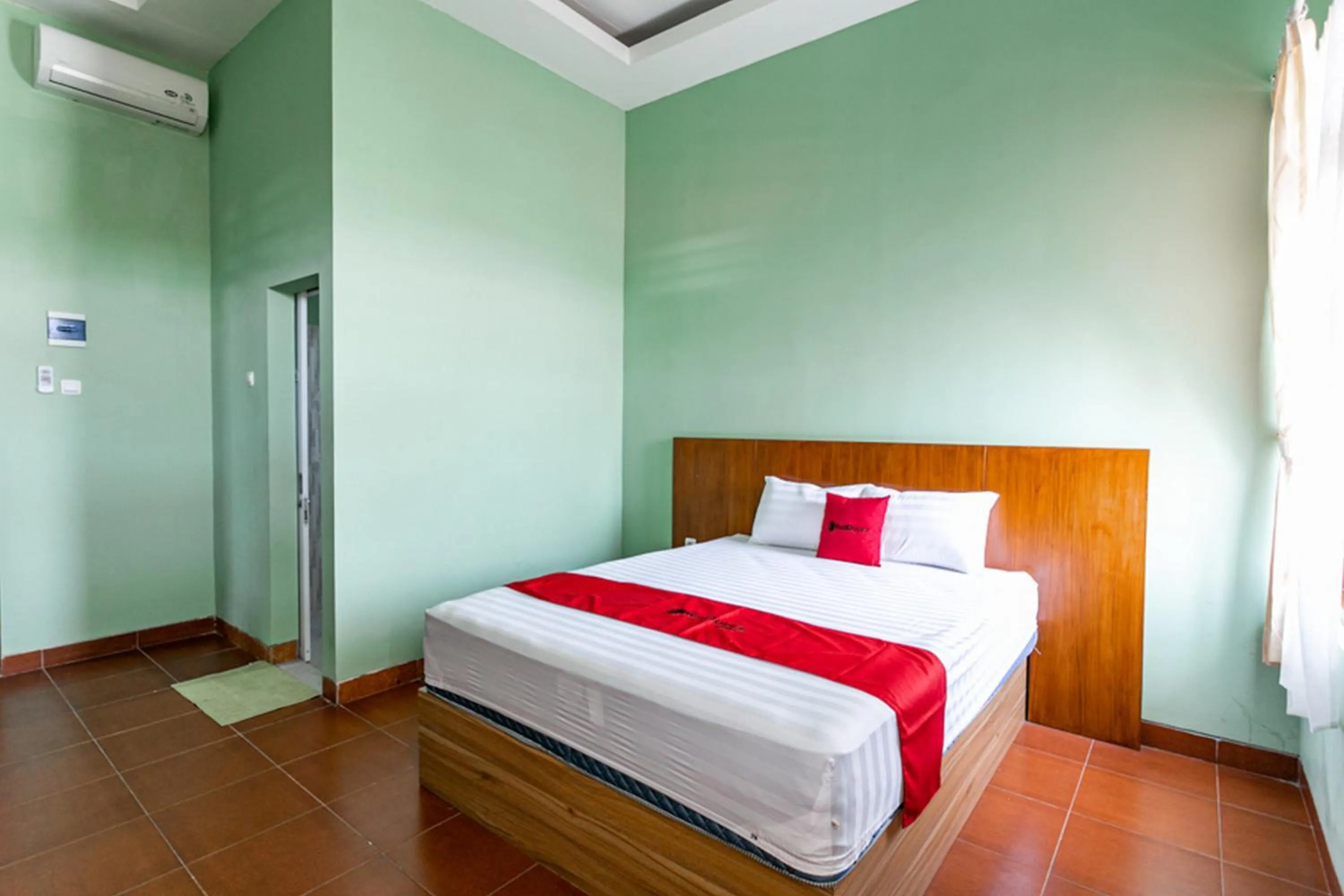 Bed in RedDoorz near Puro Mangkunegaran