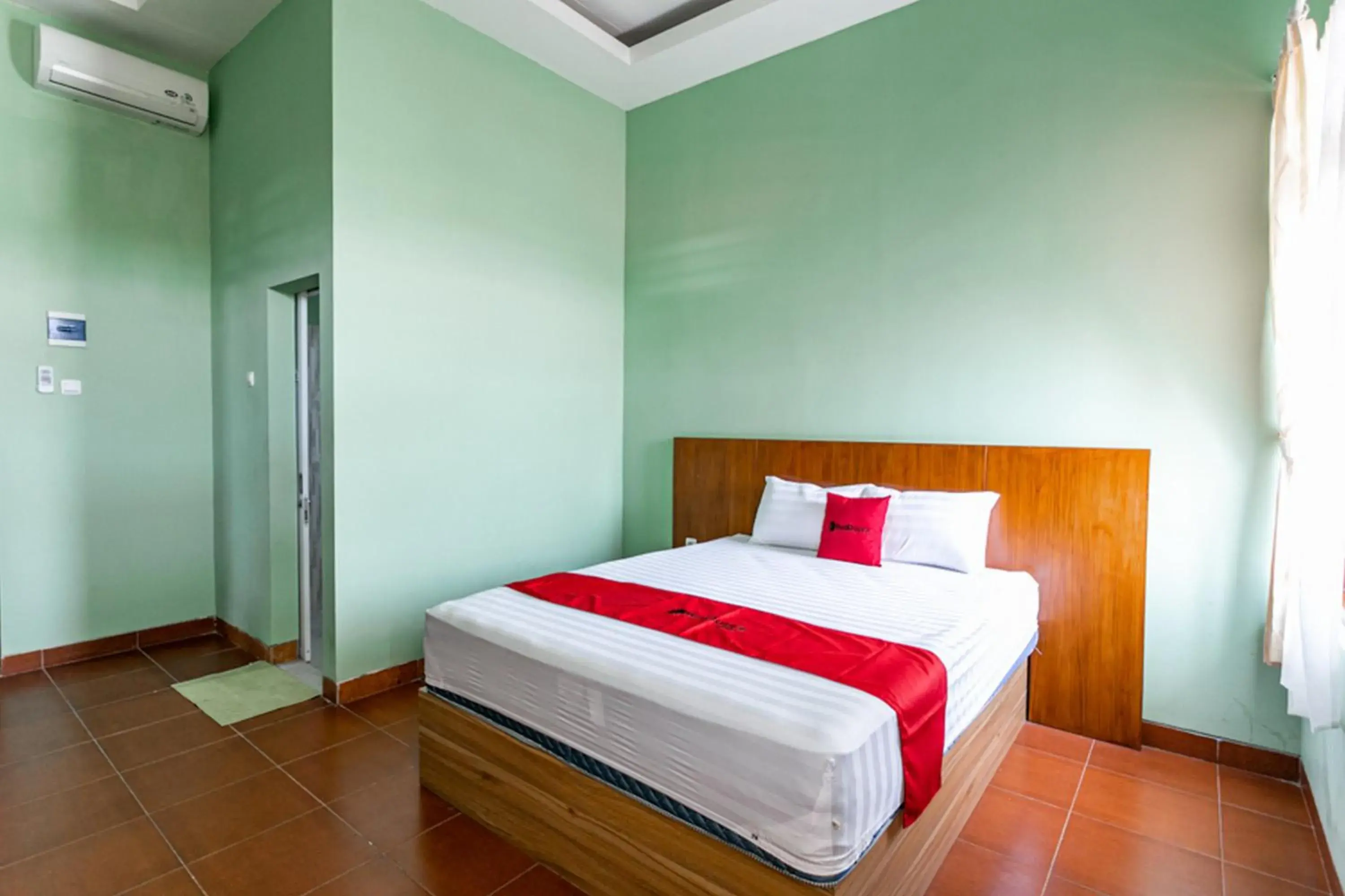 Bed in RedDoorz near Puro Mangkunegaran Bed in RedDoorz near Puro Mangkunegaran