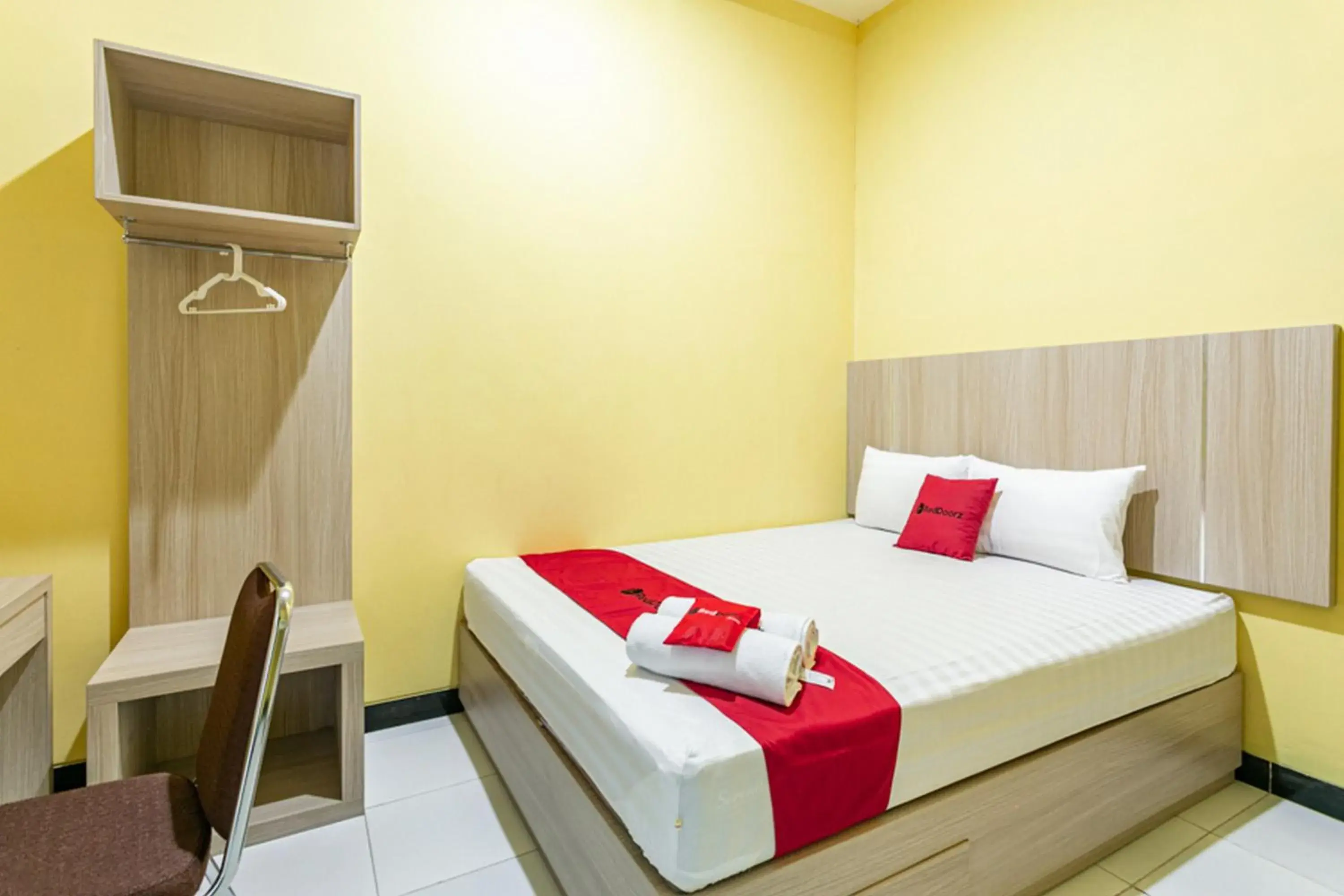 Deluxe Room in RedDoorz near Puro Mangkunegaran Deluxe Room in RedDoorz near Puro Mangkunegaran