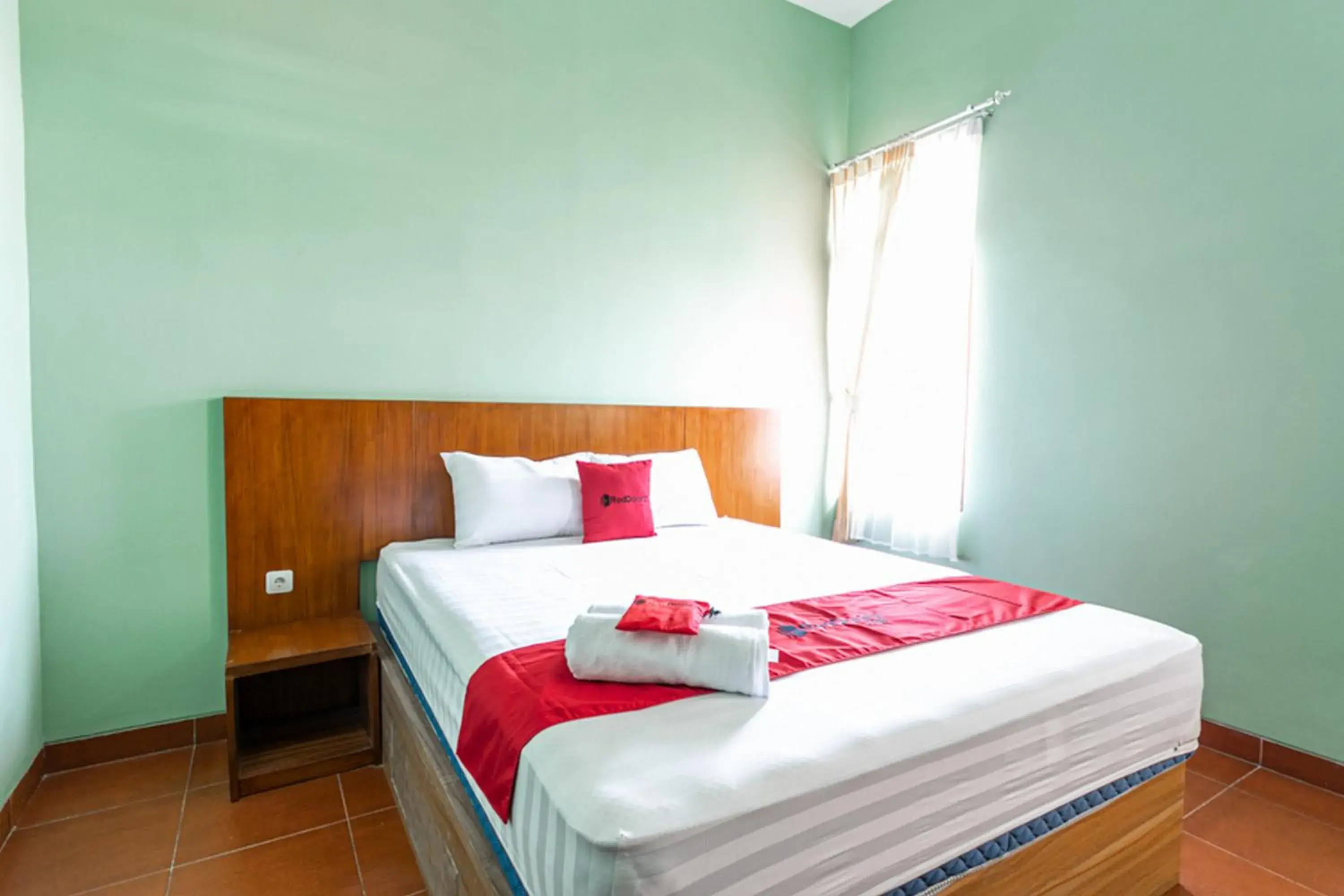 Double Room in RedDoorz near Puro Mangkunegaran Double Room in RedDoorz near Puro Mangkunegaran