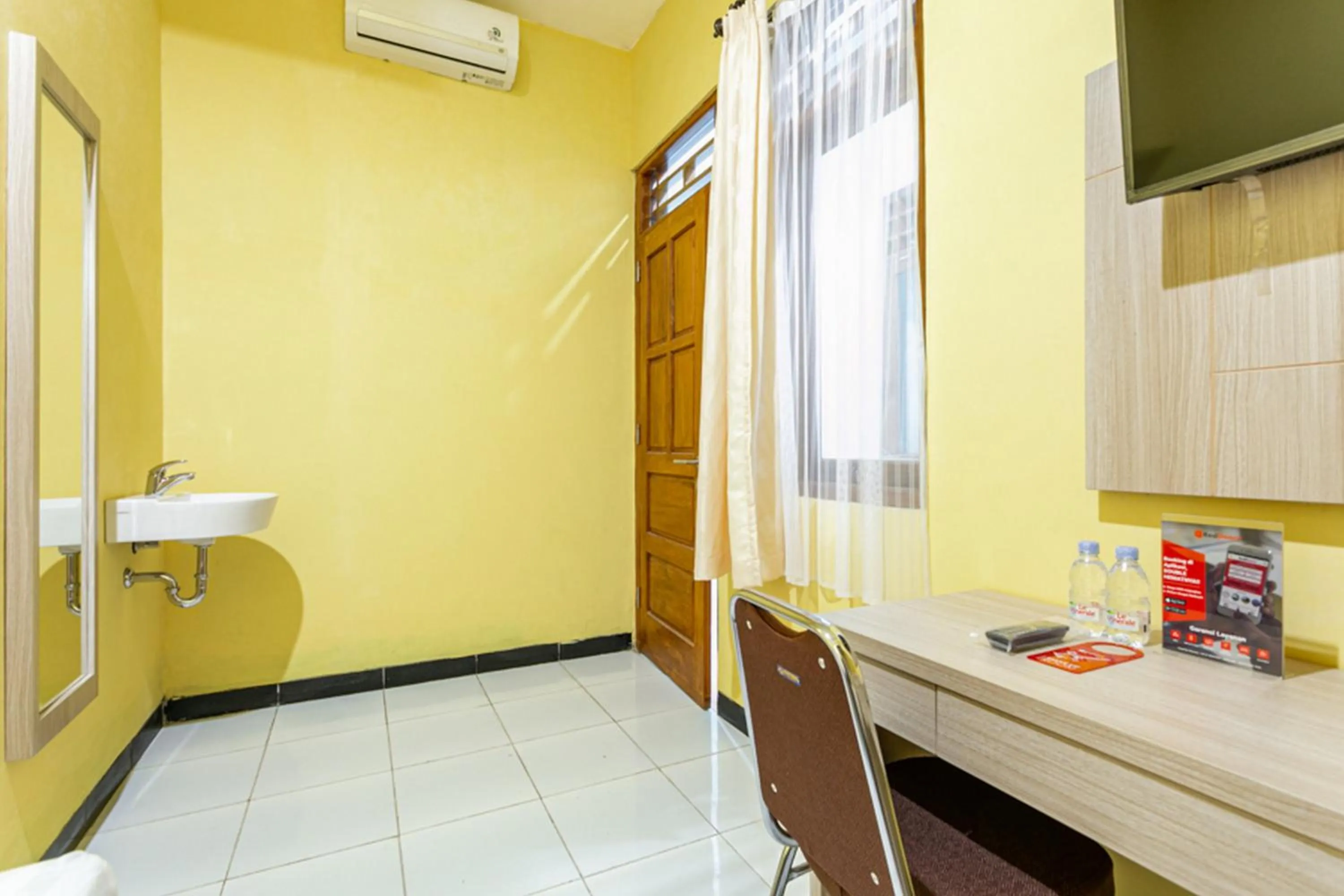 RedDoorz near Puro Mangkunegaran