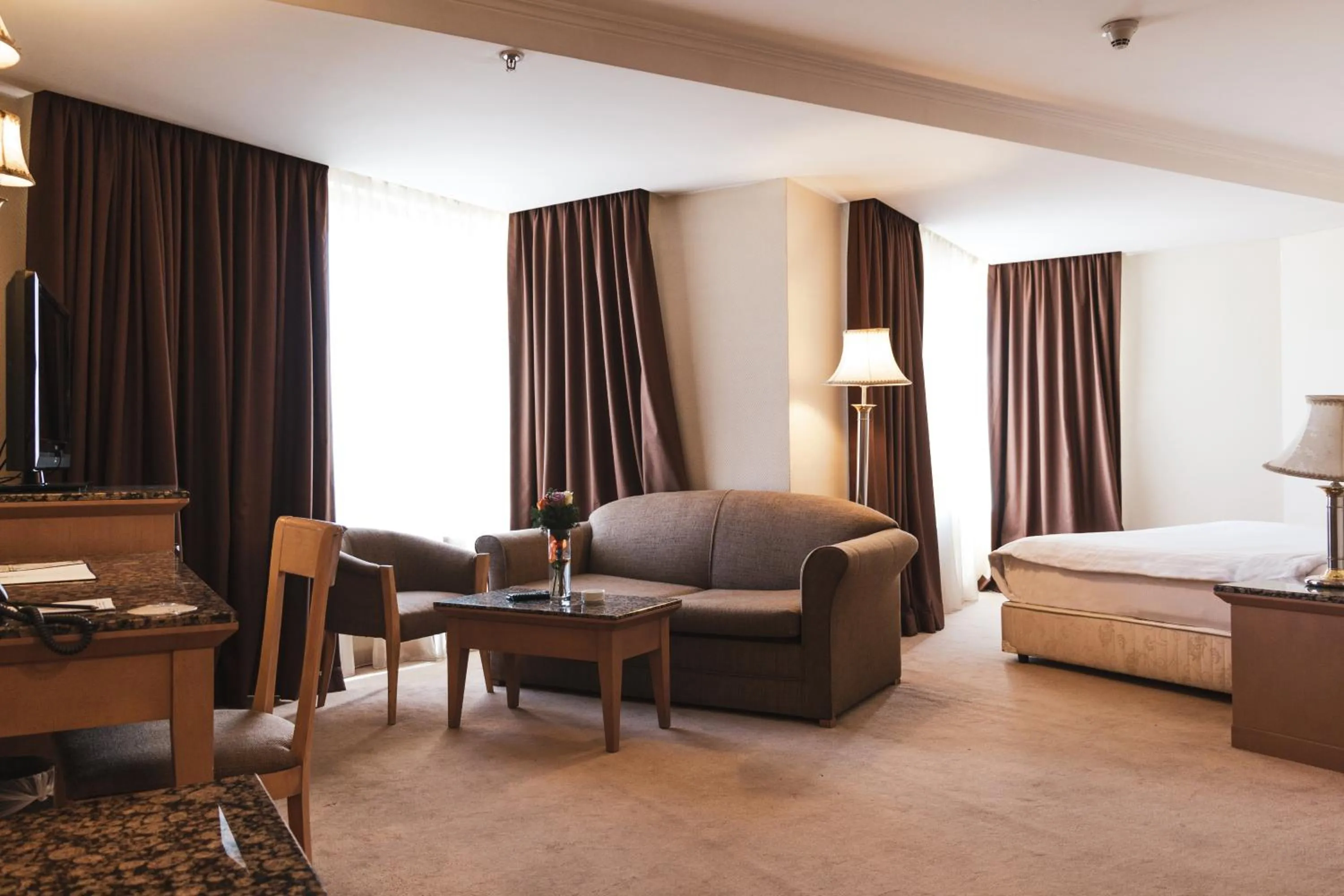 Living room, Bed in Erbil International Hotel