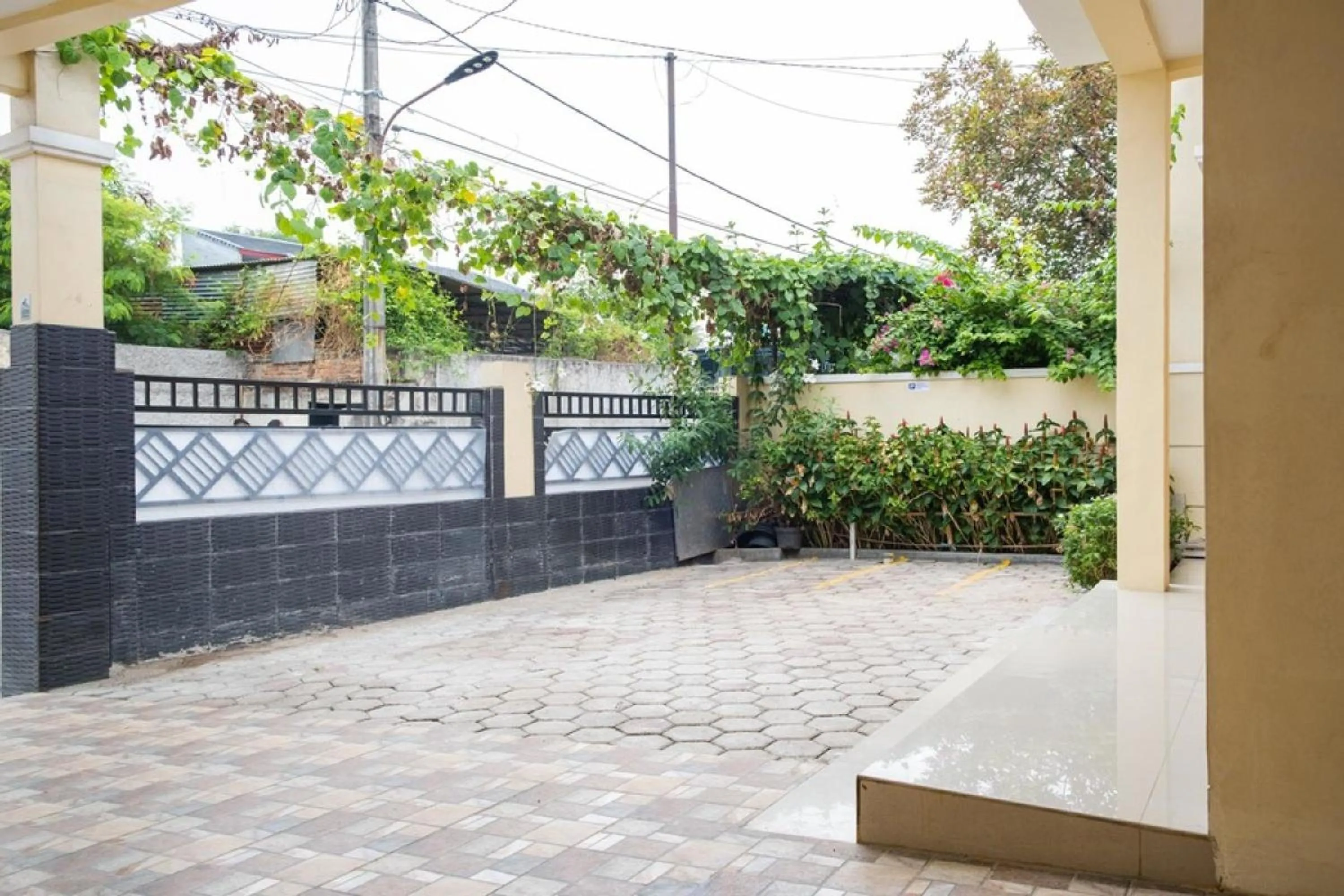 Garden view in RedDoorz Syariah near Grand Kota Bintang