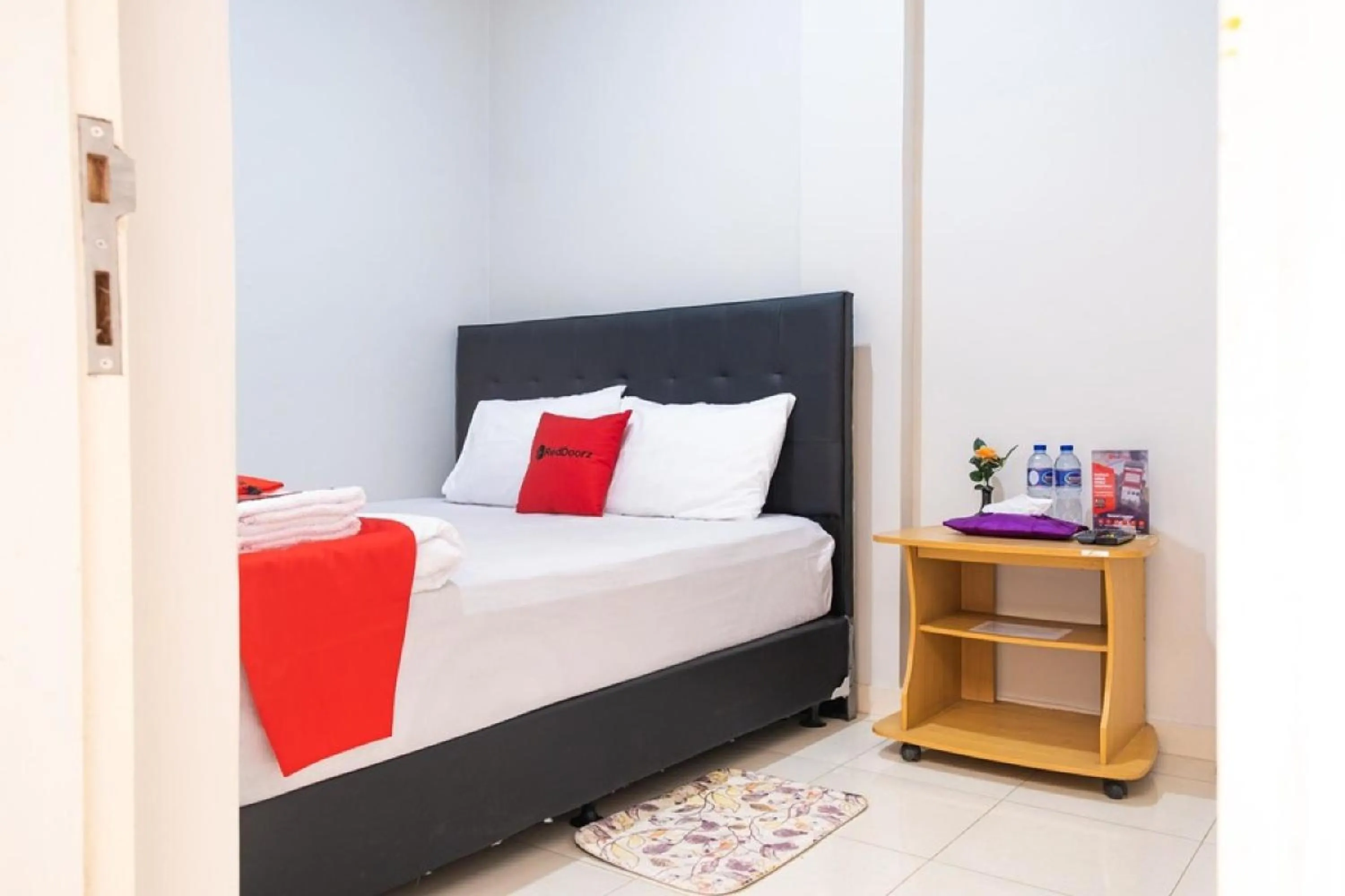 Bedroom, Bed in RedDoorz Syariah near Grand Kota Bintang