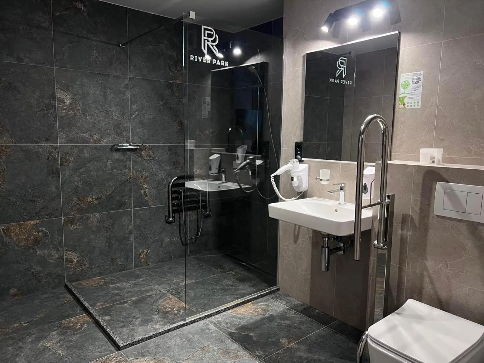Shower in Optima Collection River Park