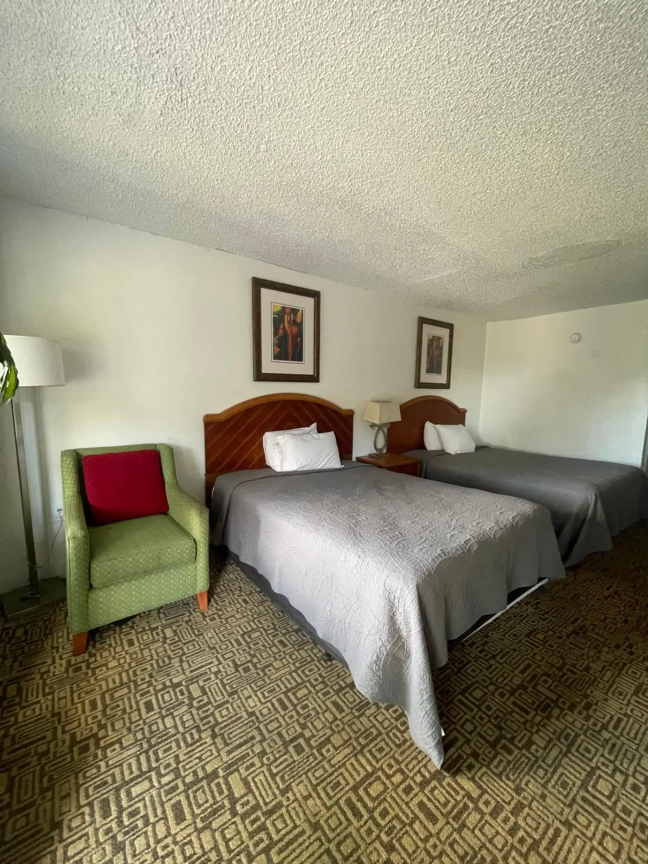Bedroom, Bed in Ambassador Inn