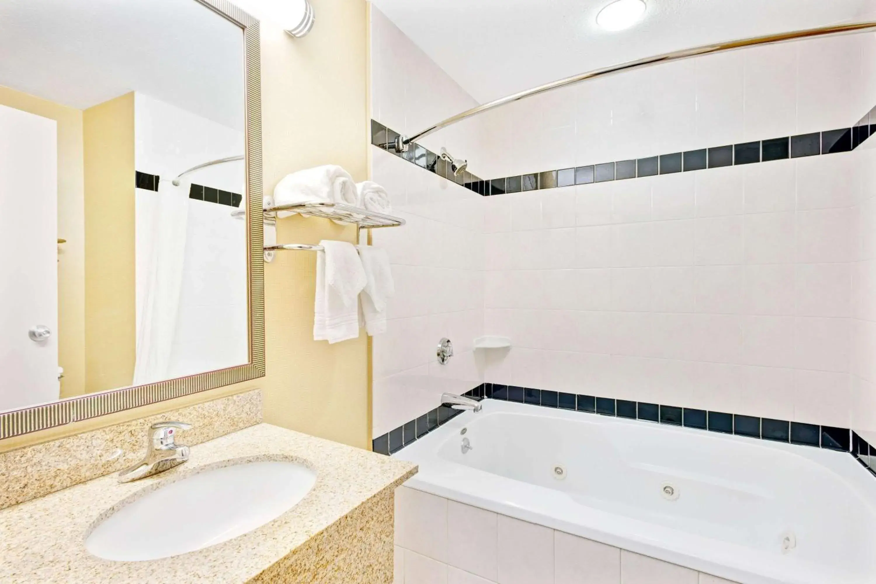 King Studio Suite - Non-Smoking in Super 8 by Wyndham Brockton King Studio Suite - Non-Smoking in Super 8 by Wyndham Brockton