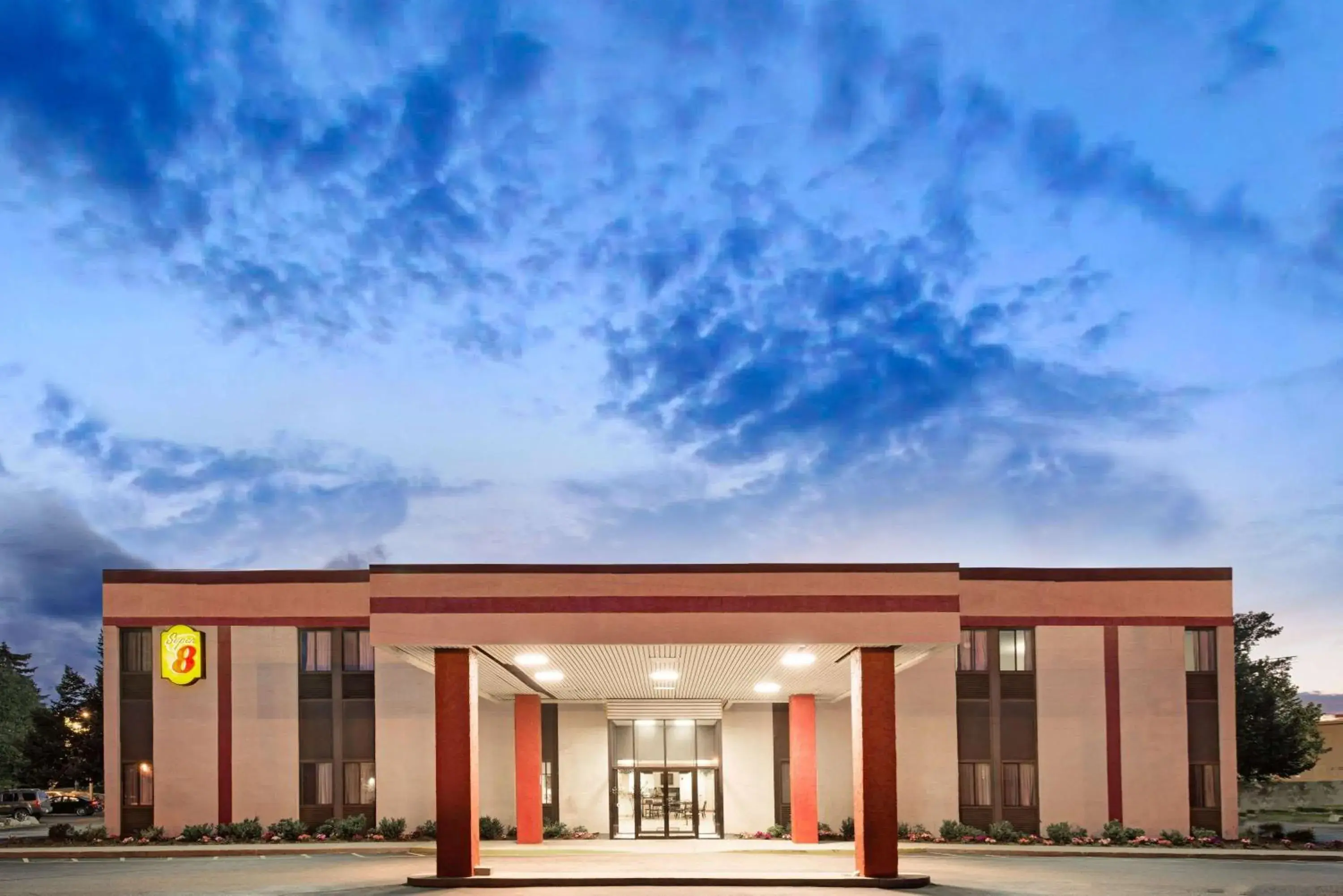 Property building in Super 8 by Wyndham Brockton Property building in Super 8 by Wyndham Brockton