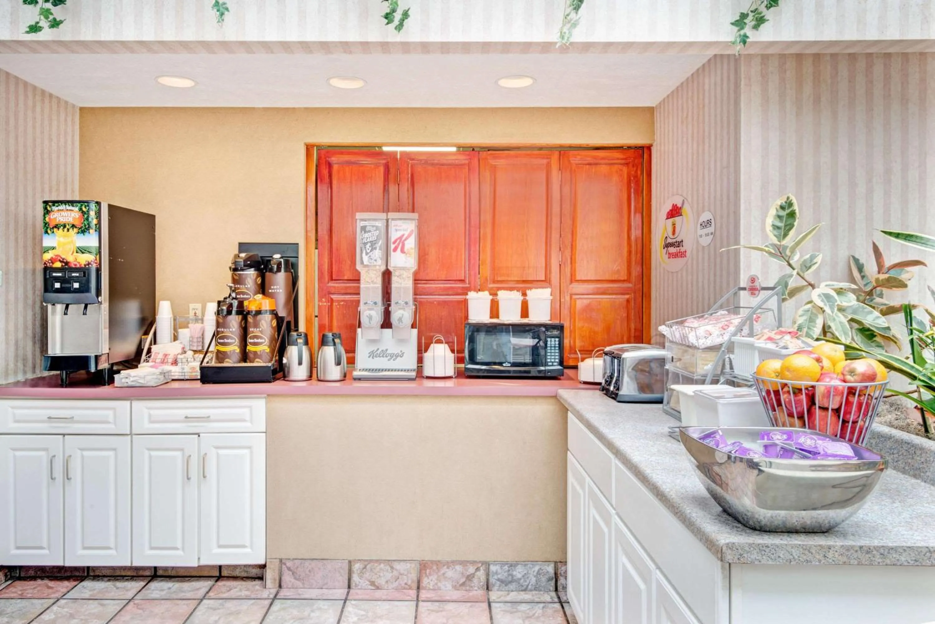 Restaurant/places to eat in Super 8 by Wyndham Brockton