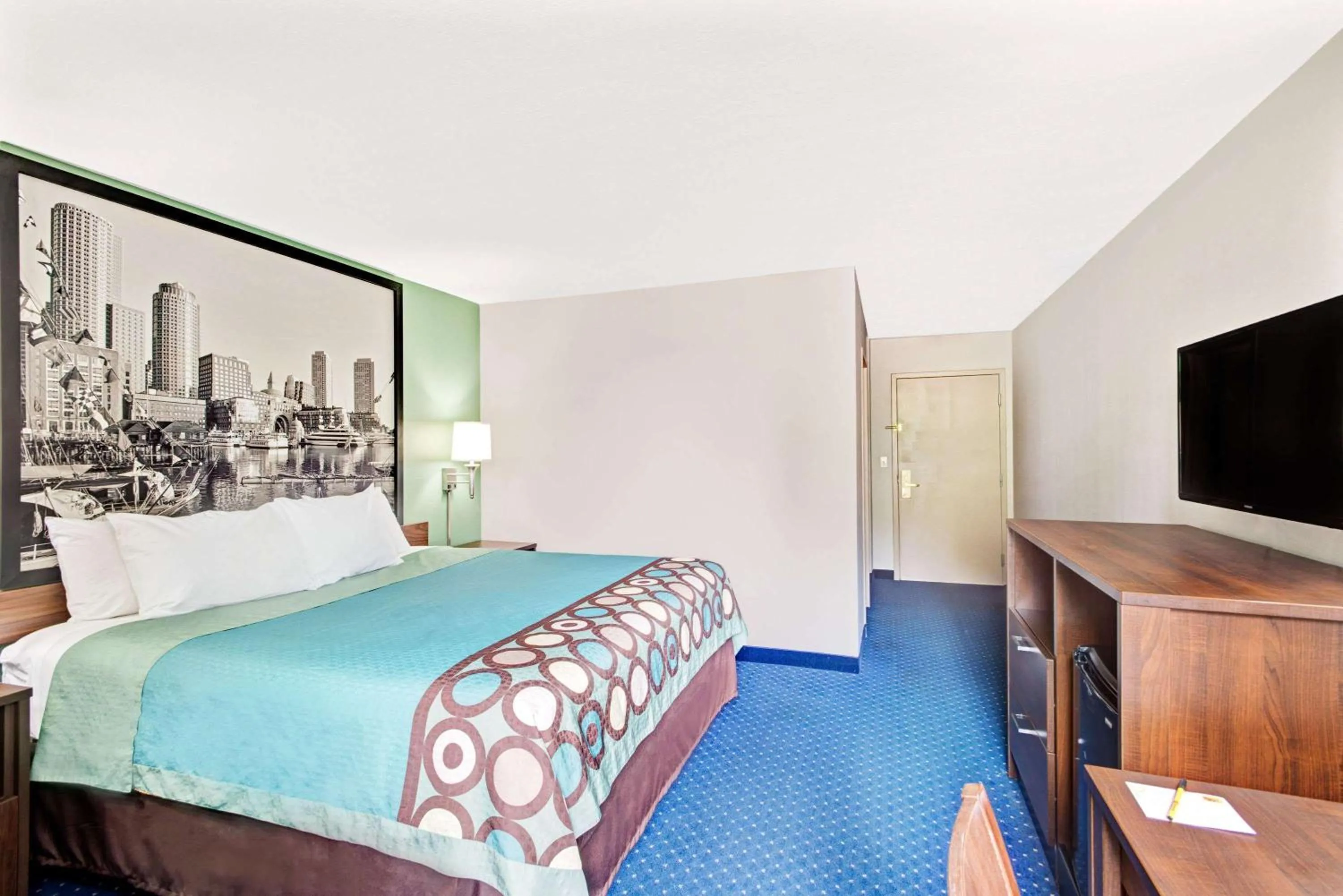 Photo of the whole room, Bed in Super 8 by Wyndham Brockton