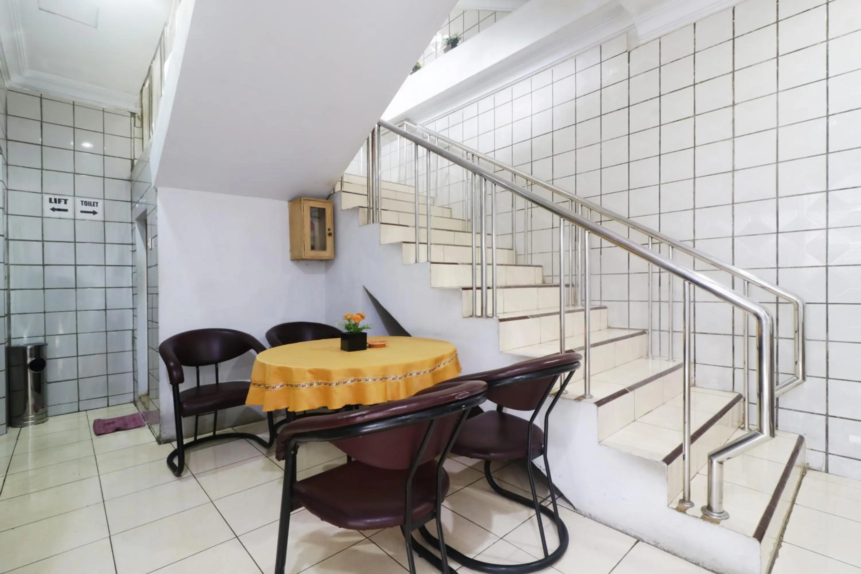 Restaurant/places to eat in Hotel Gani