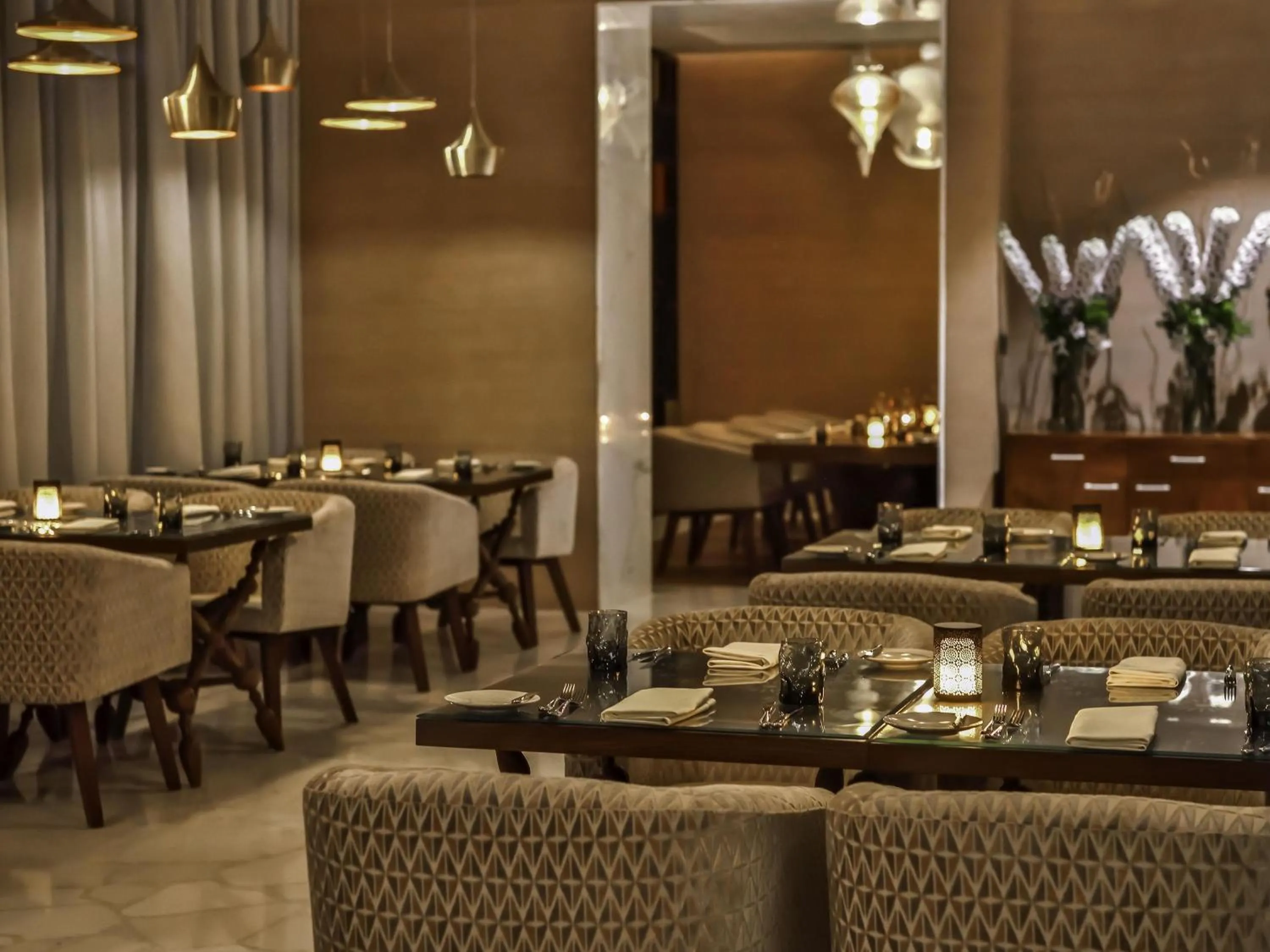 Restaurant/places to eat in Grand Mercure Dubai City