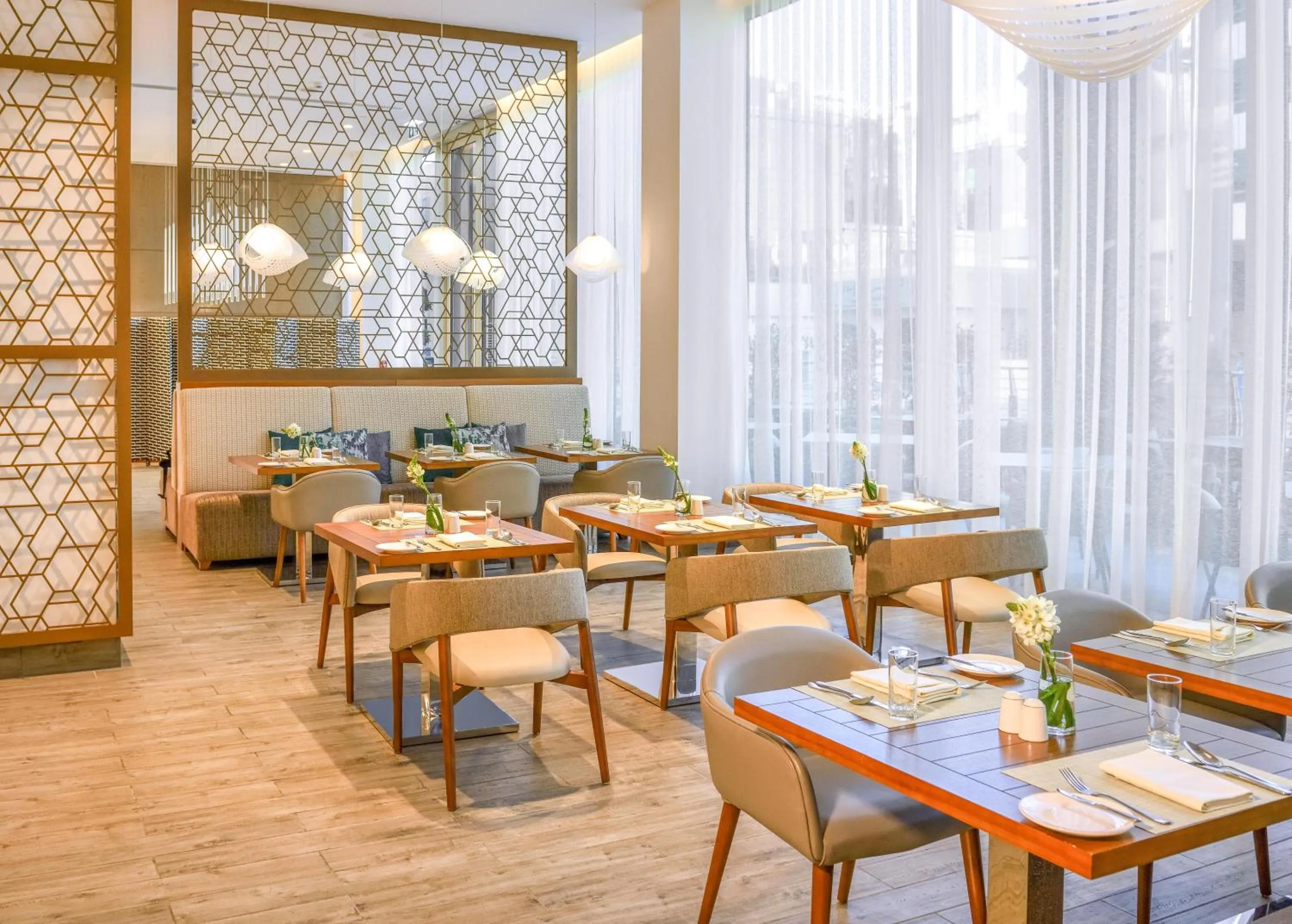 Restaurant/places to eat in Grand Mercure Dubai City