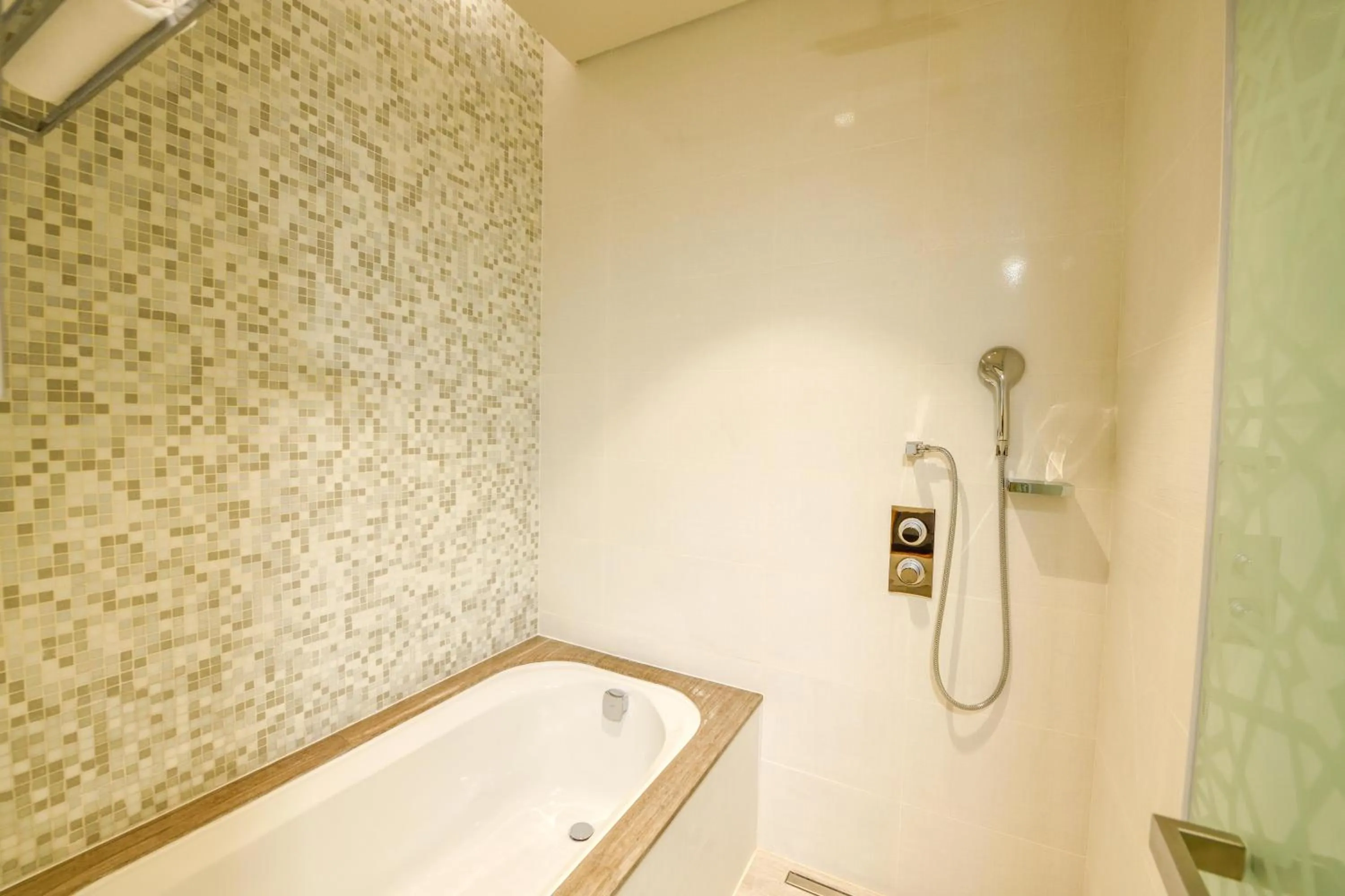 Hot Tub in Grand Mercure Dubai City