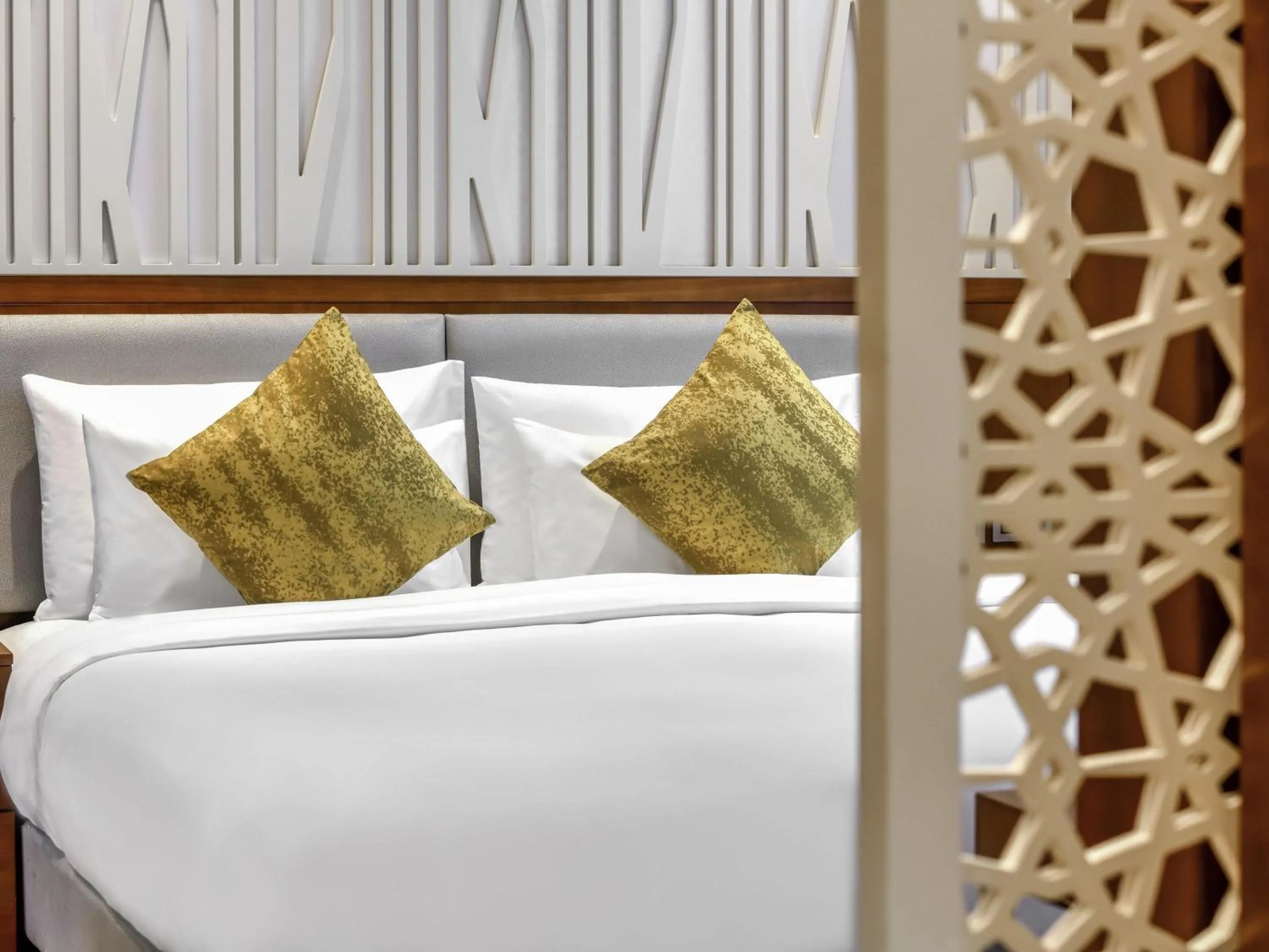 Bedroom, Bed in Grand Mercure Dubai City