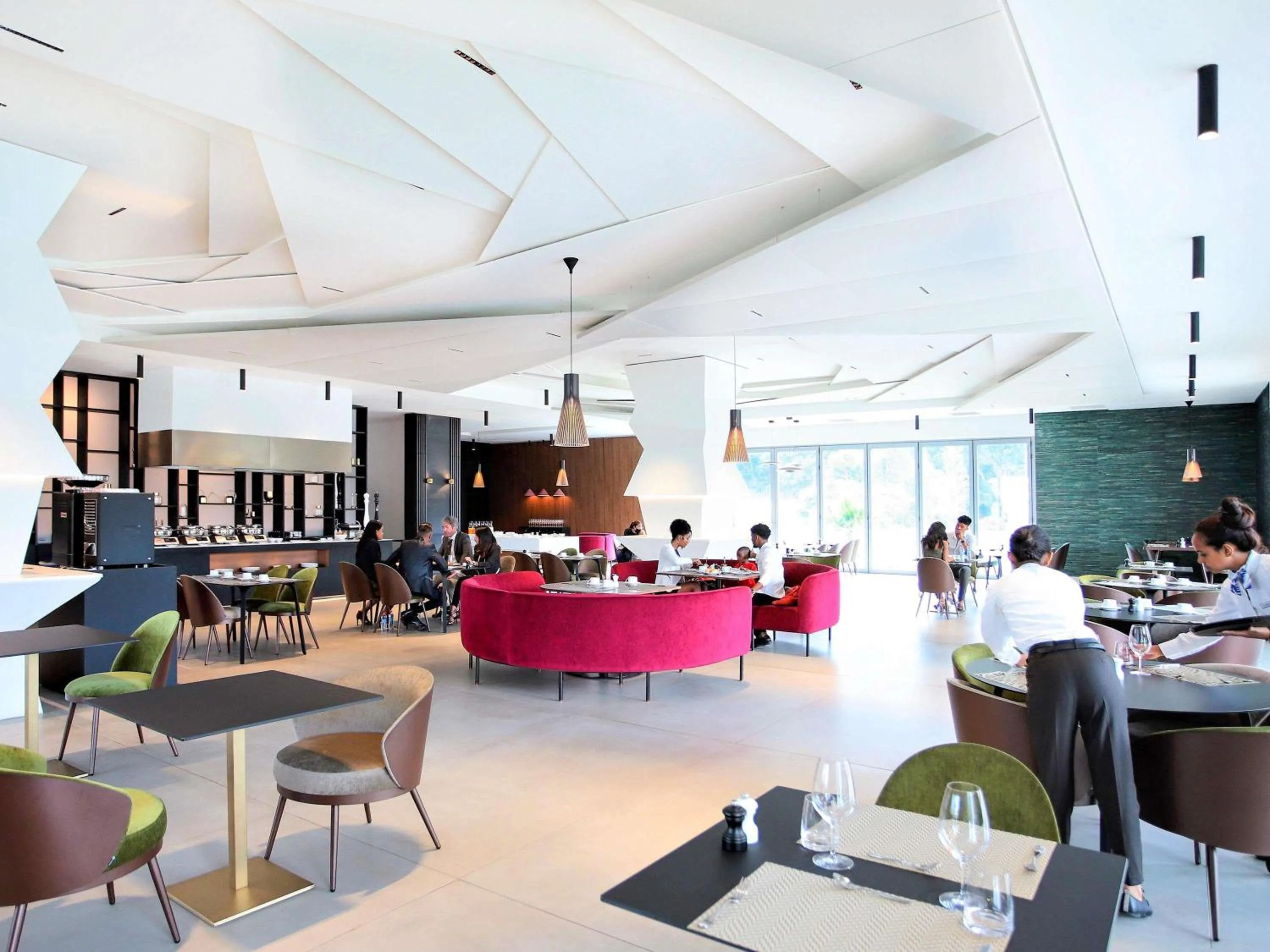 Restaurant/places to eat in Novotel Convention And Spa
