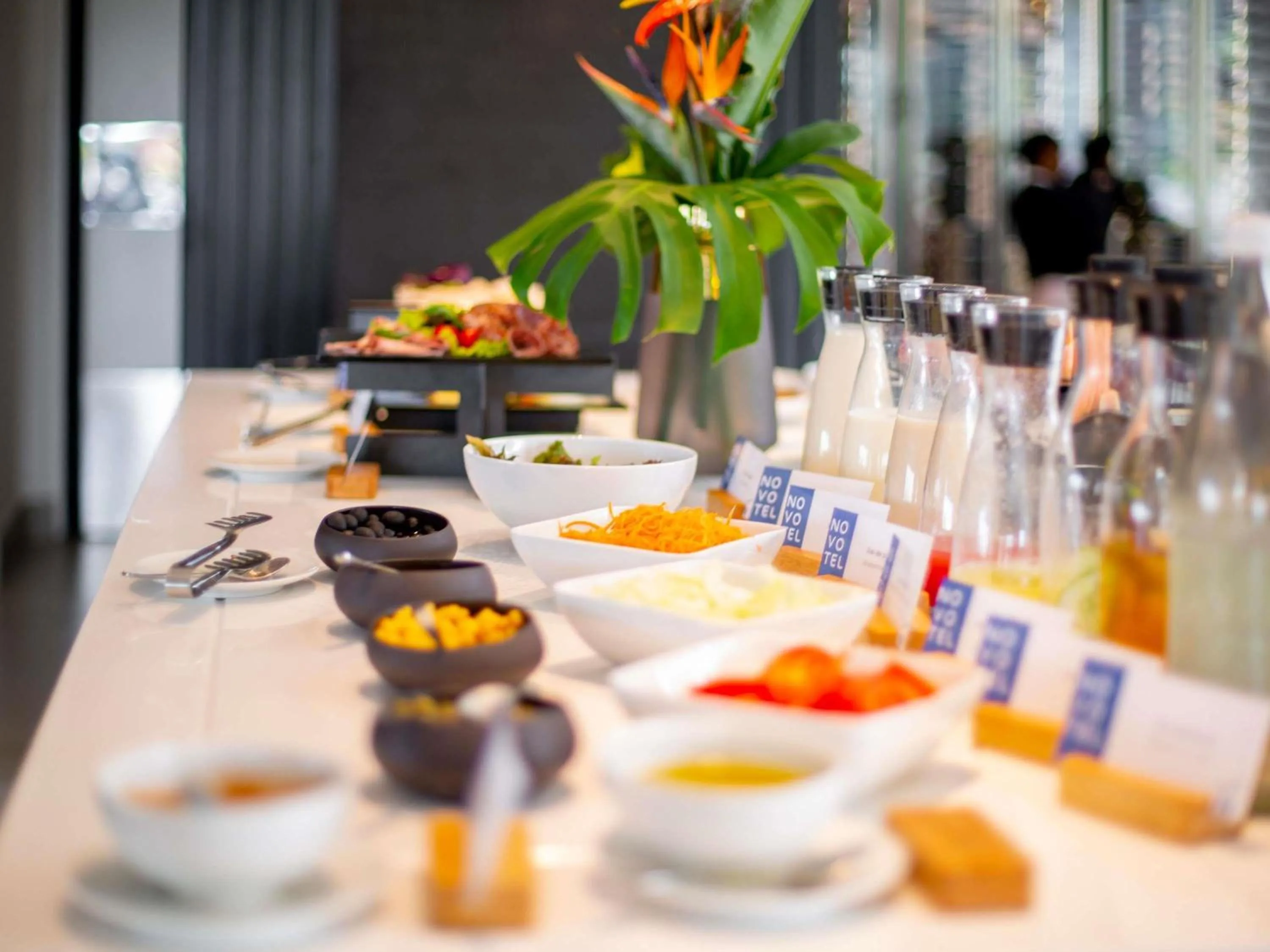 Restaurant/places to eat in Novotel Convention And Spa