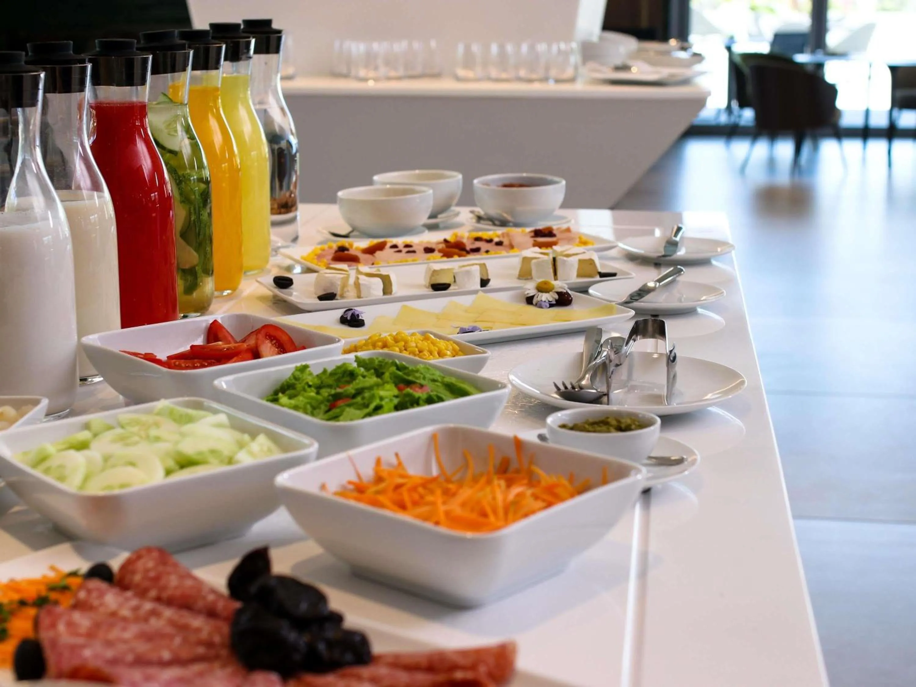 Restaurant/places to eat in Novotel Convention And Spa