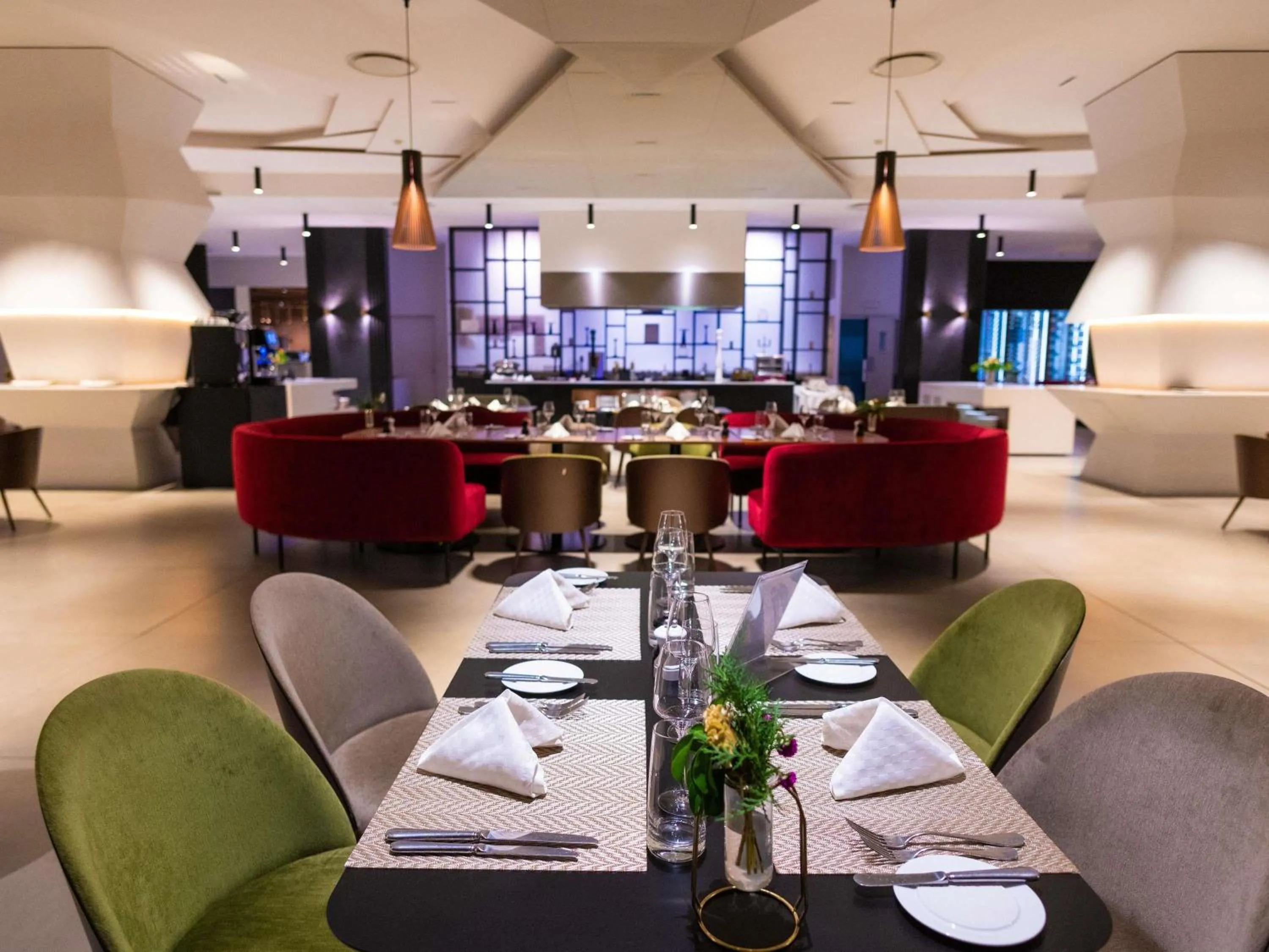 Restaurant/places to eat in Novotel Convention And Spa