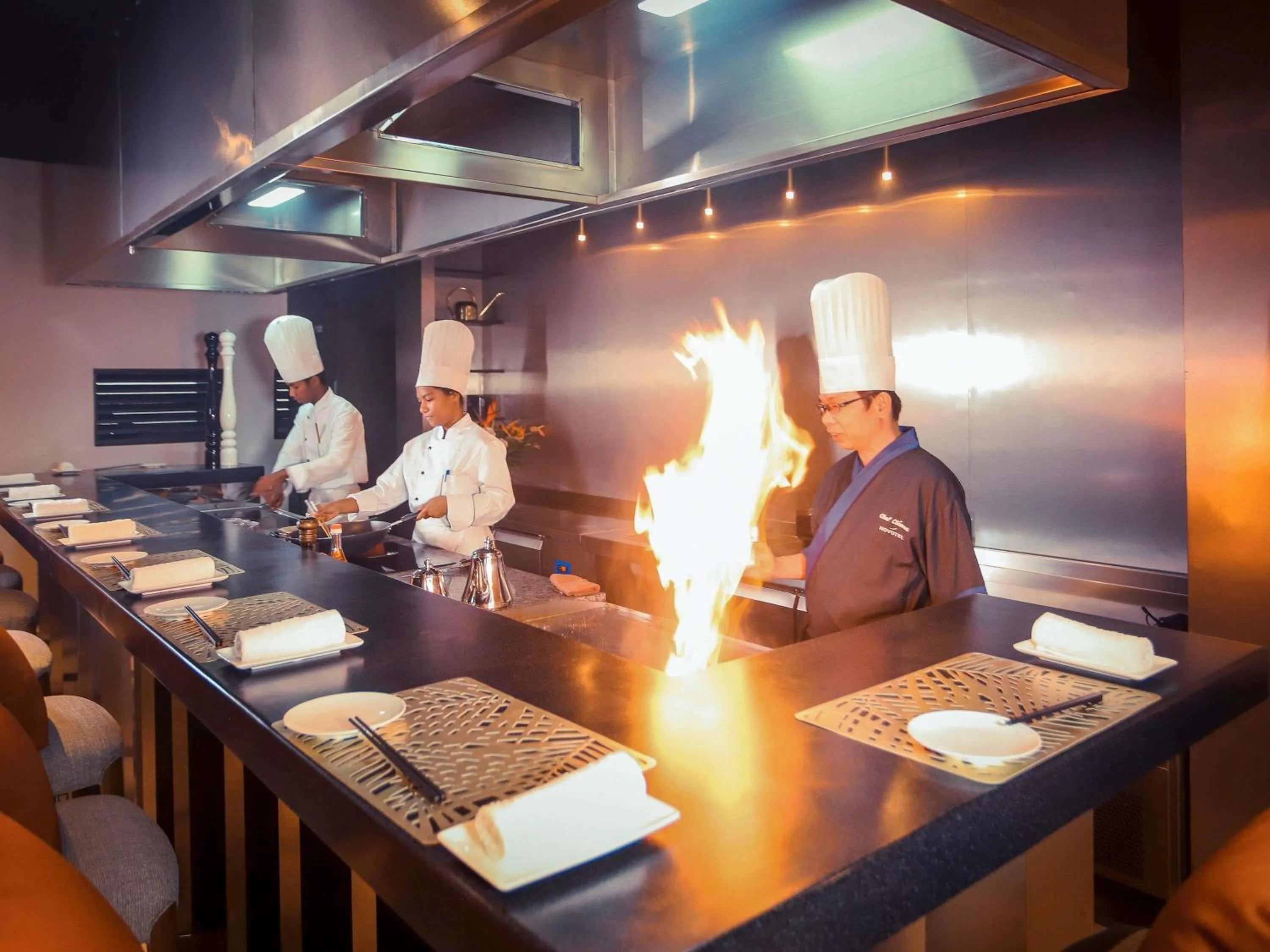 Restaurant/places to eat in Novotel Convention And Spa