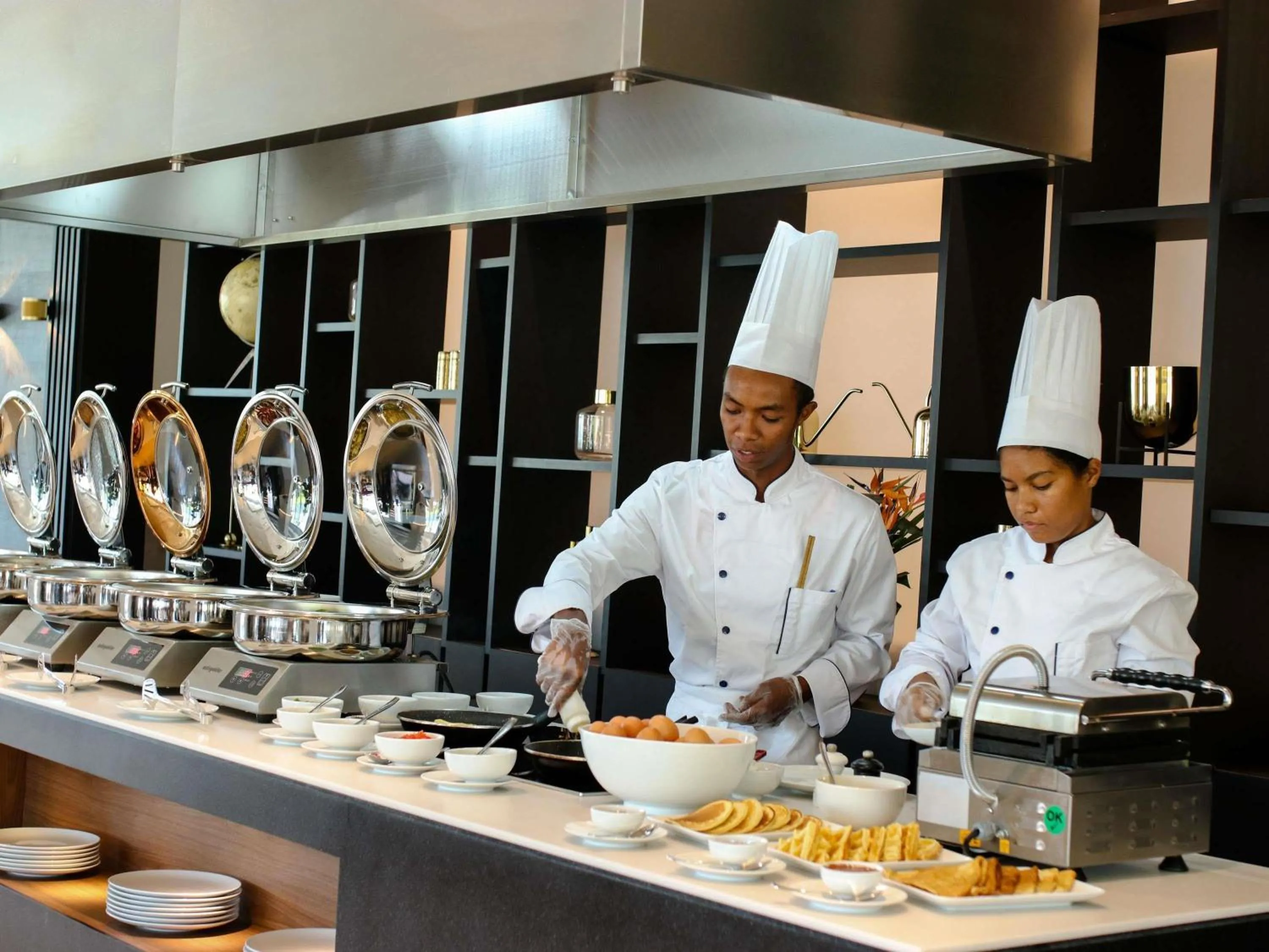 Restaurant/places to eat in Novotel Convention And Spa