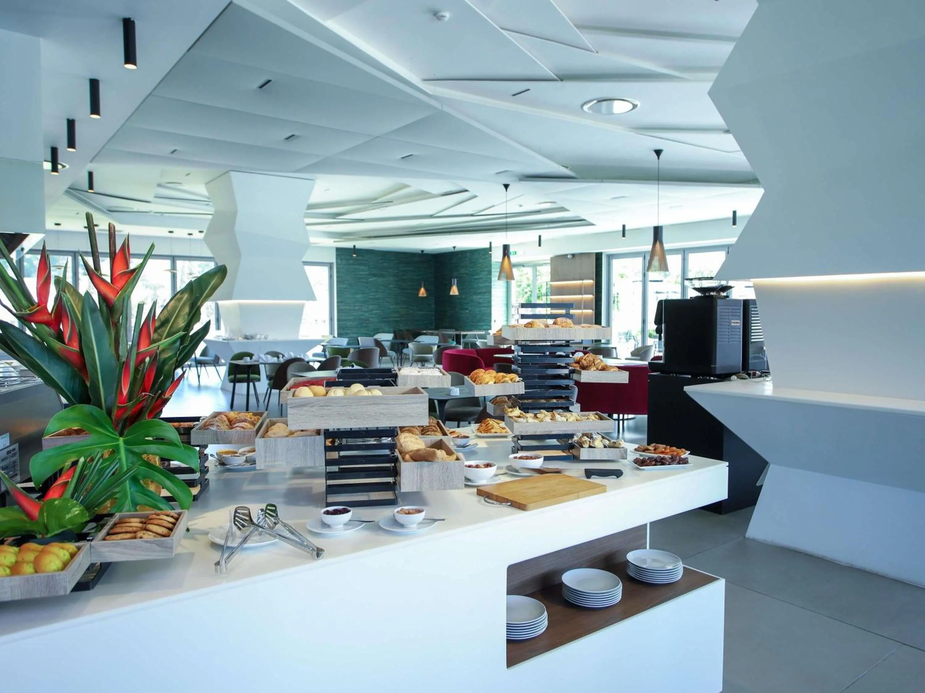 Restaurant/places to eat in Novotel Convention And Spa