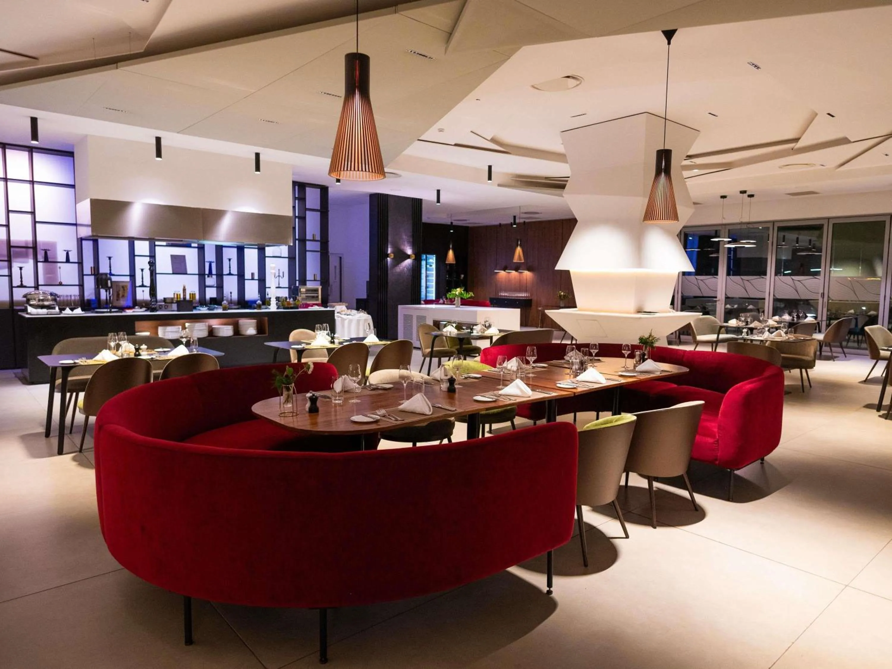 Restaurant/places to eat in Novotel Convention And Spa