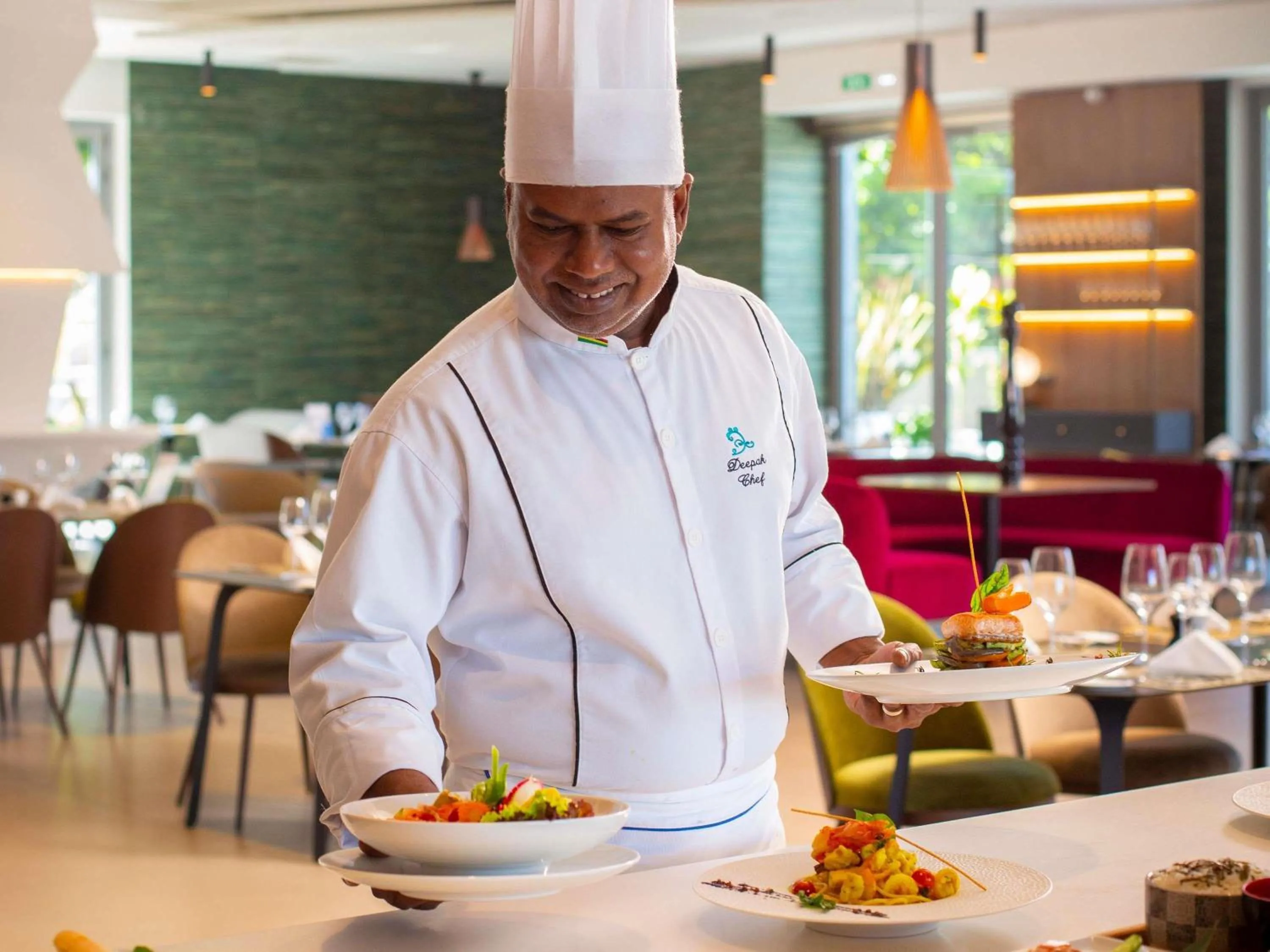 Restaurant/places to eat in Novotel Convention And Spa