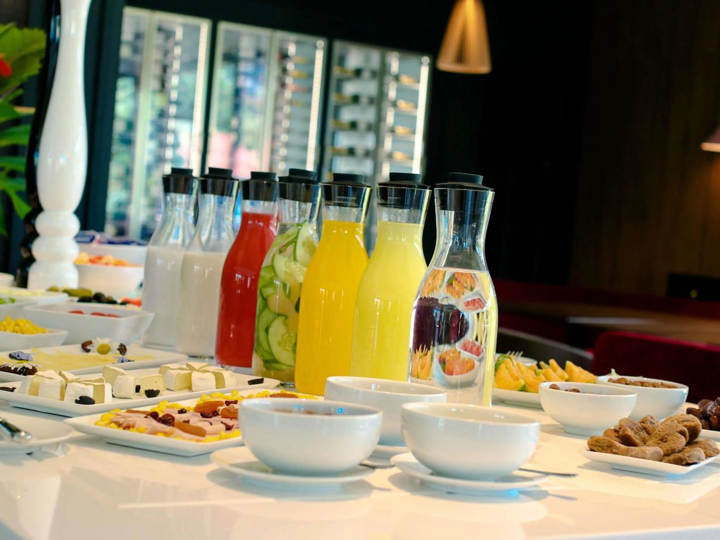 Restaurant/places to eat in Novotel Convention And Spa