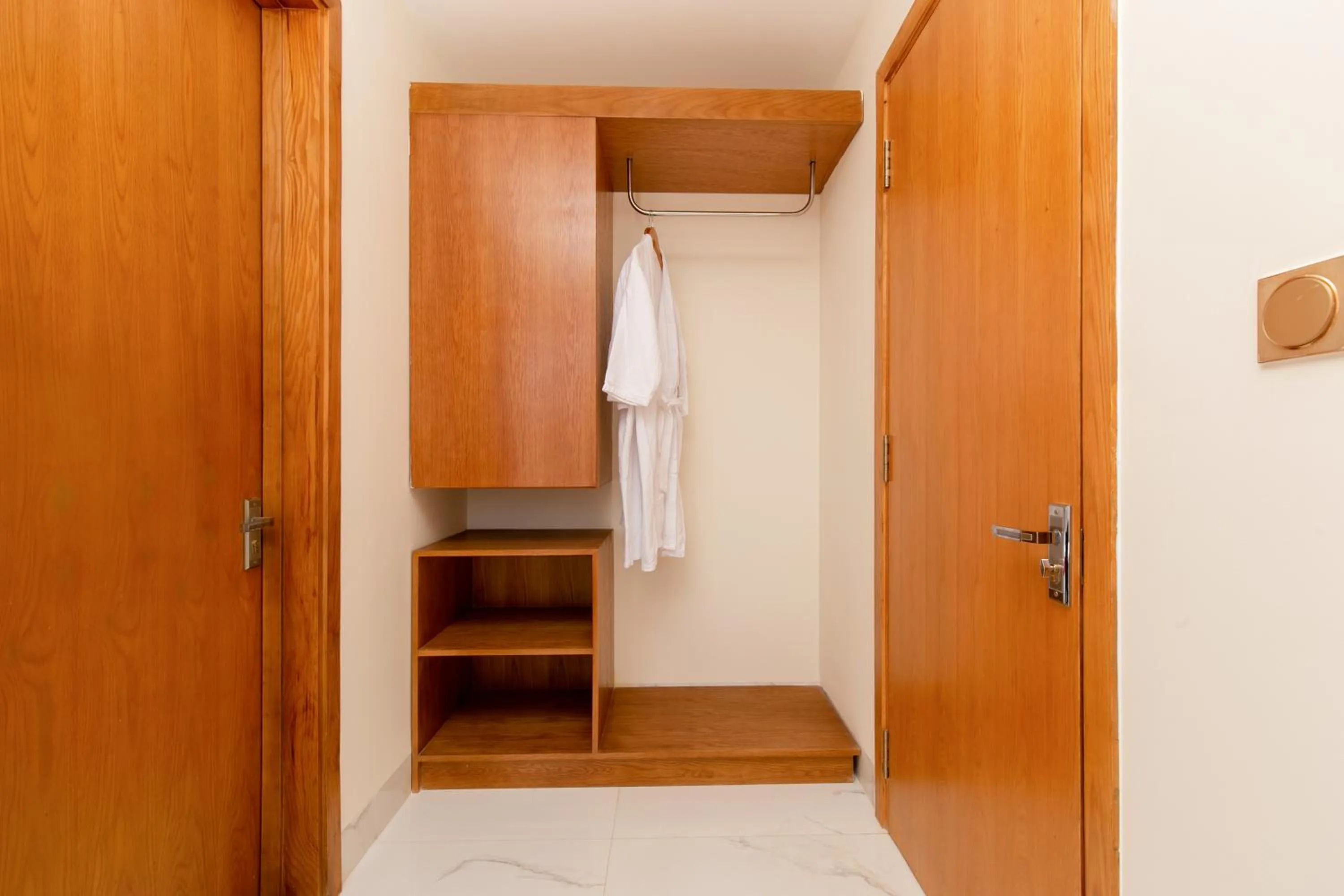 TV and multimedia in Maple Suite Hotel & Apartment