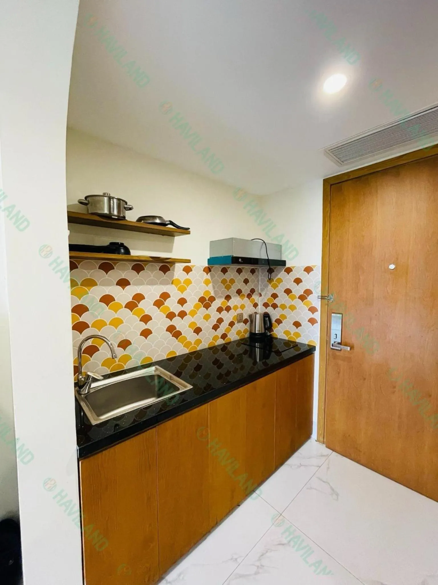 stove in Maple Suite Hotel & Apartment