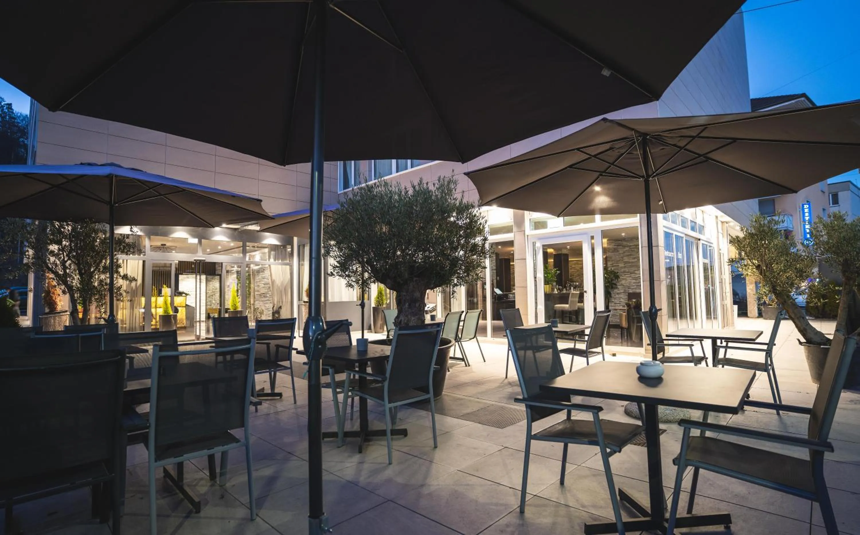 Restaurant/places to eat in My Home Hotel - Free Parking