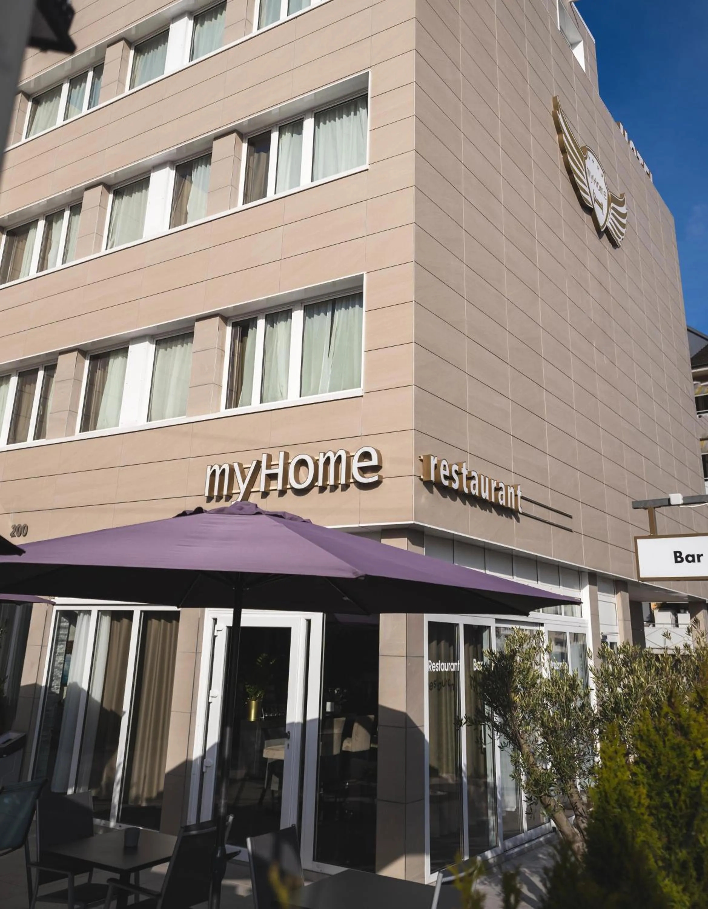 Restaurant/places to eat in My Home Hotel - Free Parking