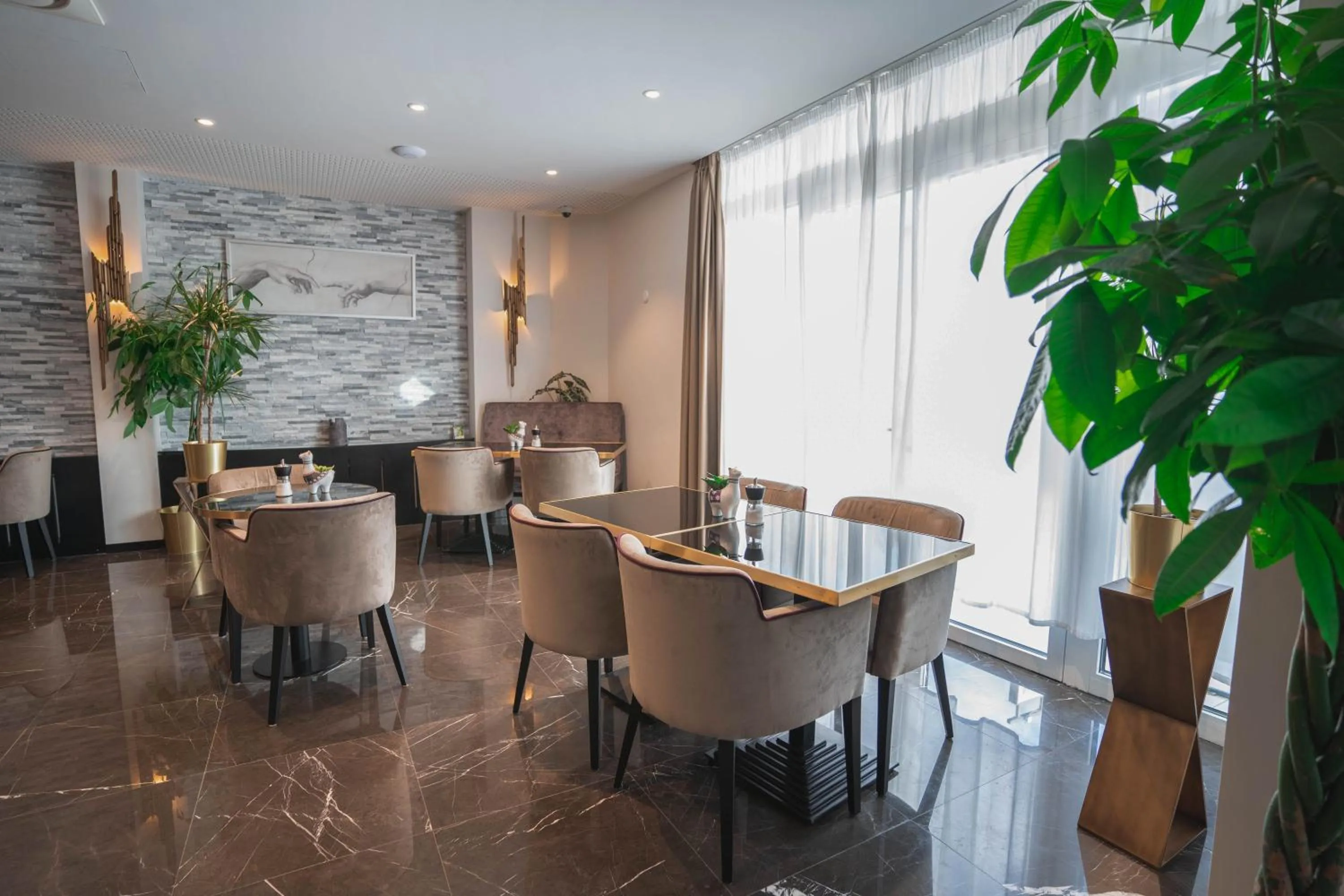 Restaurant/places to eat in My Home Hotel - Free Parking