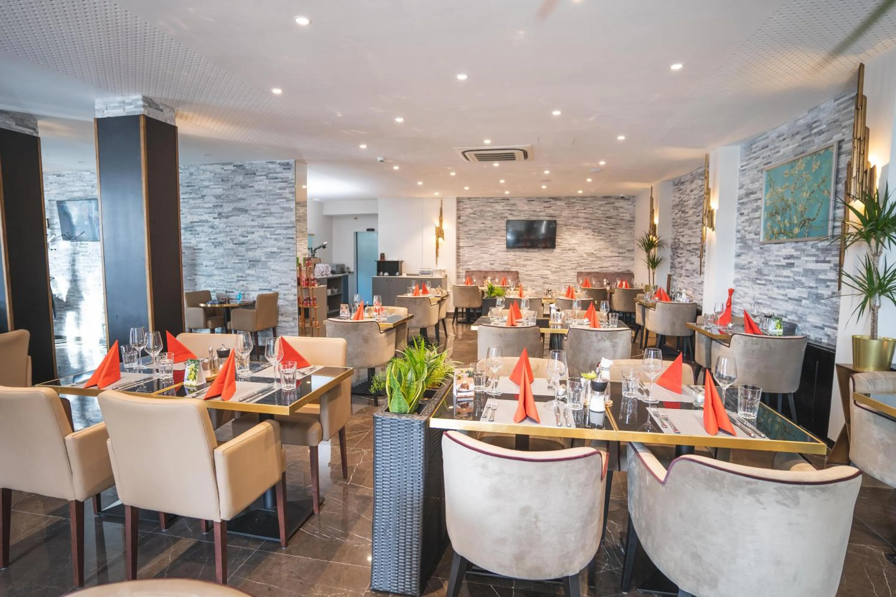 Restaurant/places to eat in My Home Hotel - Free Parking