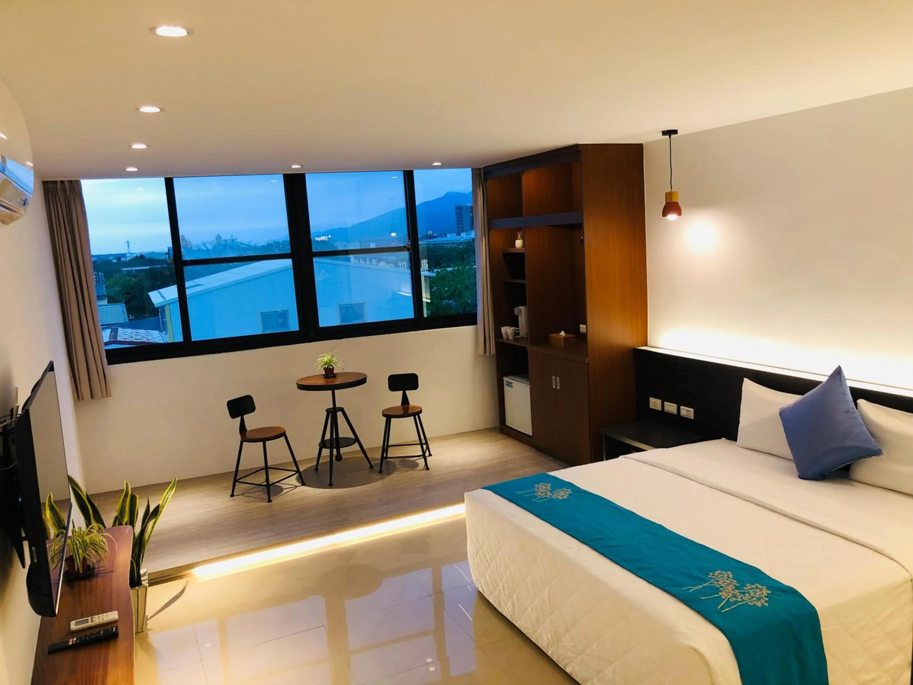 Photo of the whole room, Bed in Light Mountain Man