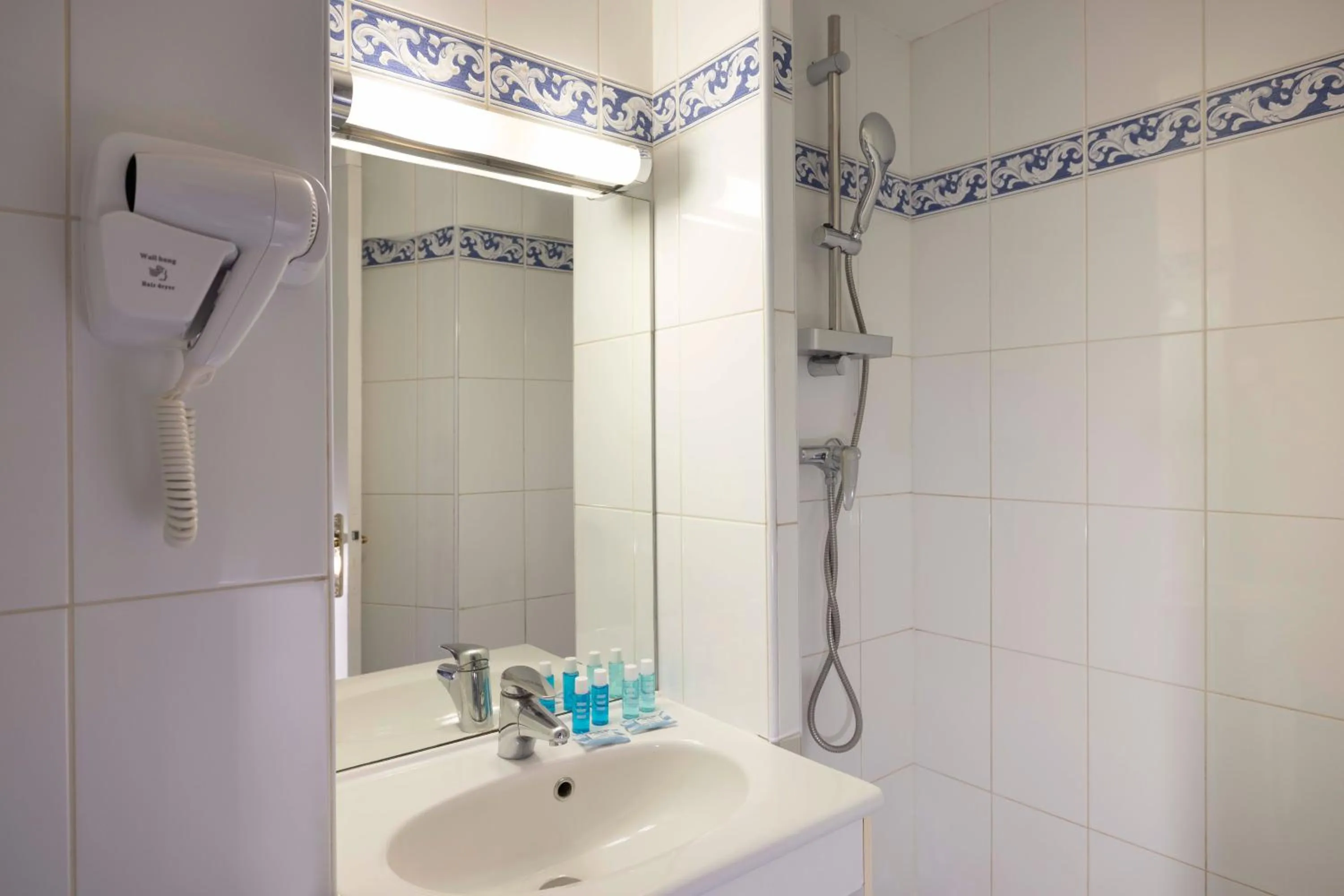 Bathroom in Grand Hotel du Calvados - Opera