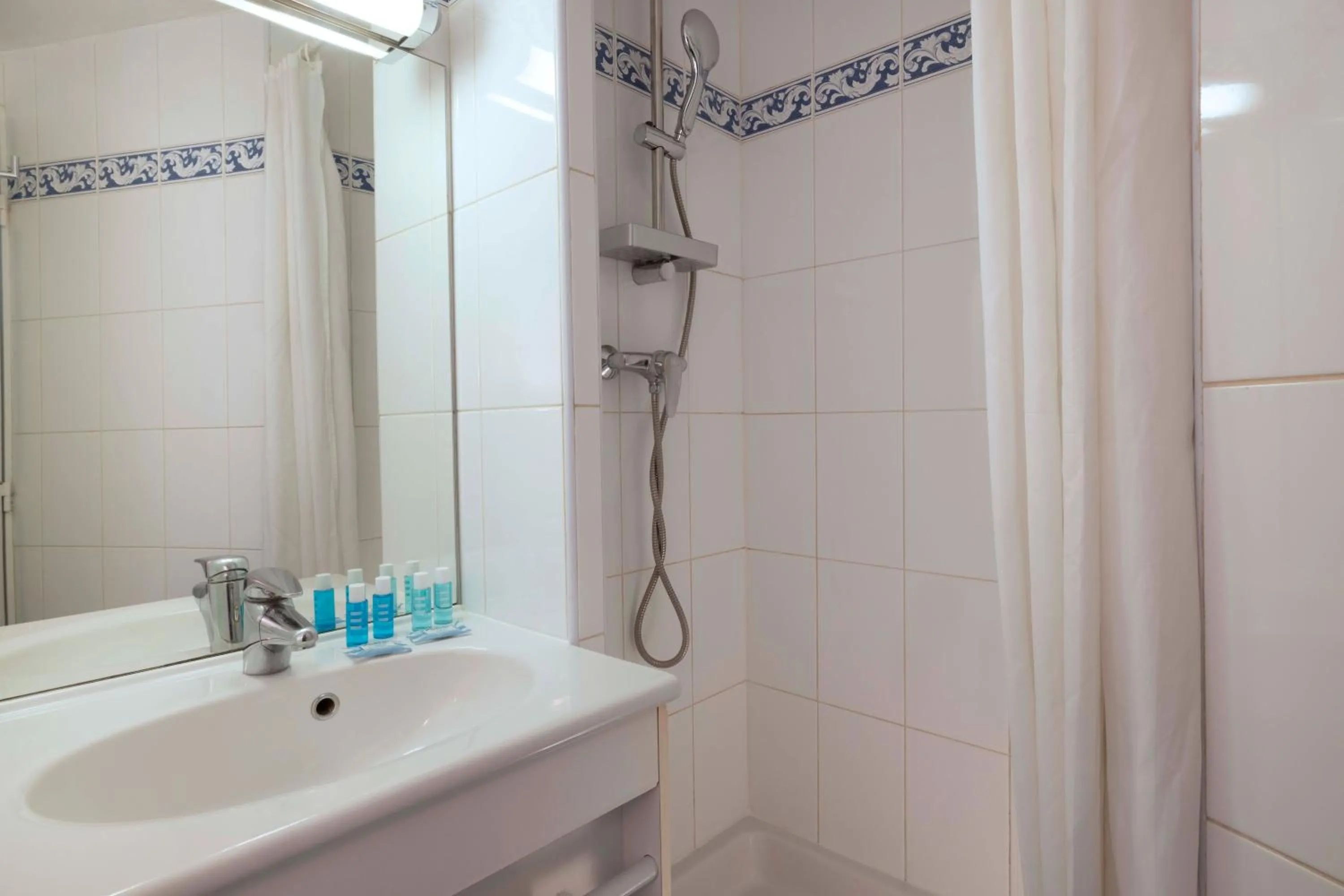 Bathroom in Grand Hotel du Calvados - Opera