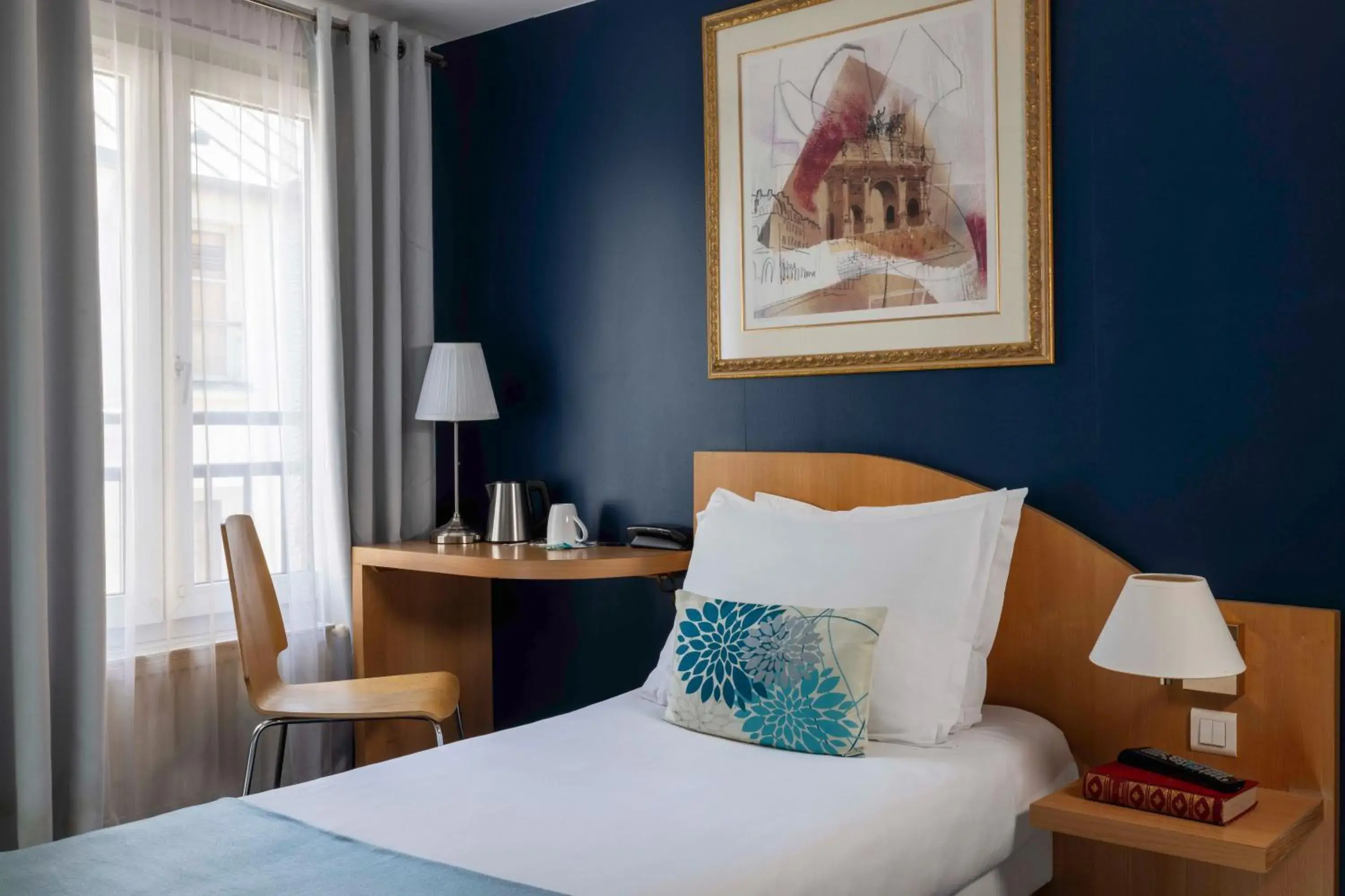 Budget Single Room in Grand Hotel du Calvados - Opera Budget Single Room in Grand Hotel du Calvados - Opera