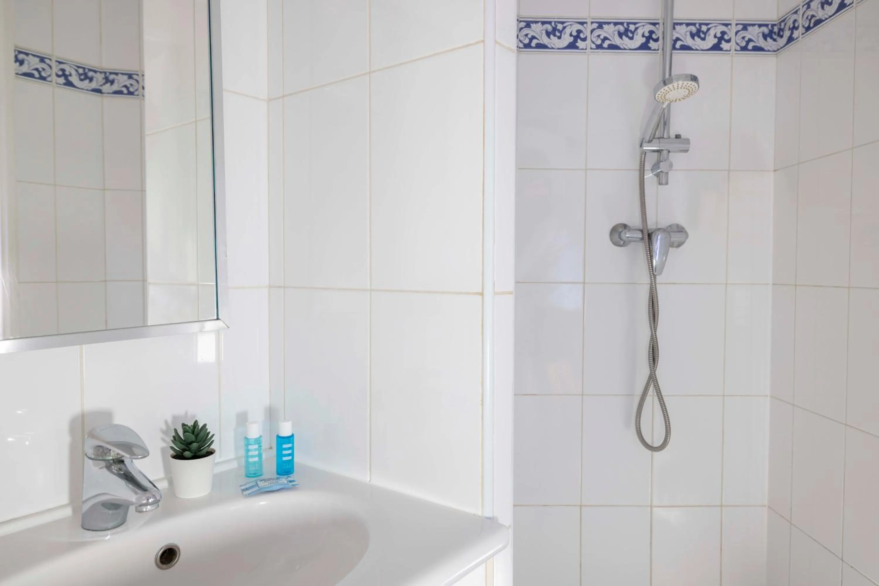 Bathroom in Grand Hotel du Calvados - Opera