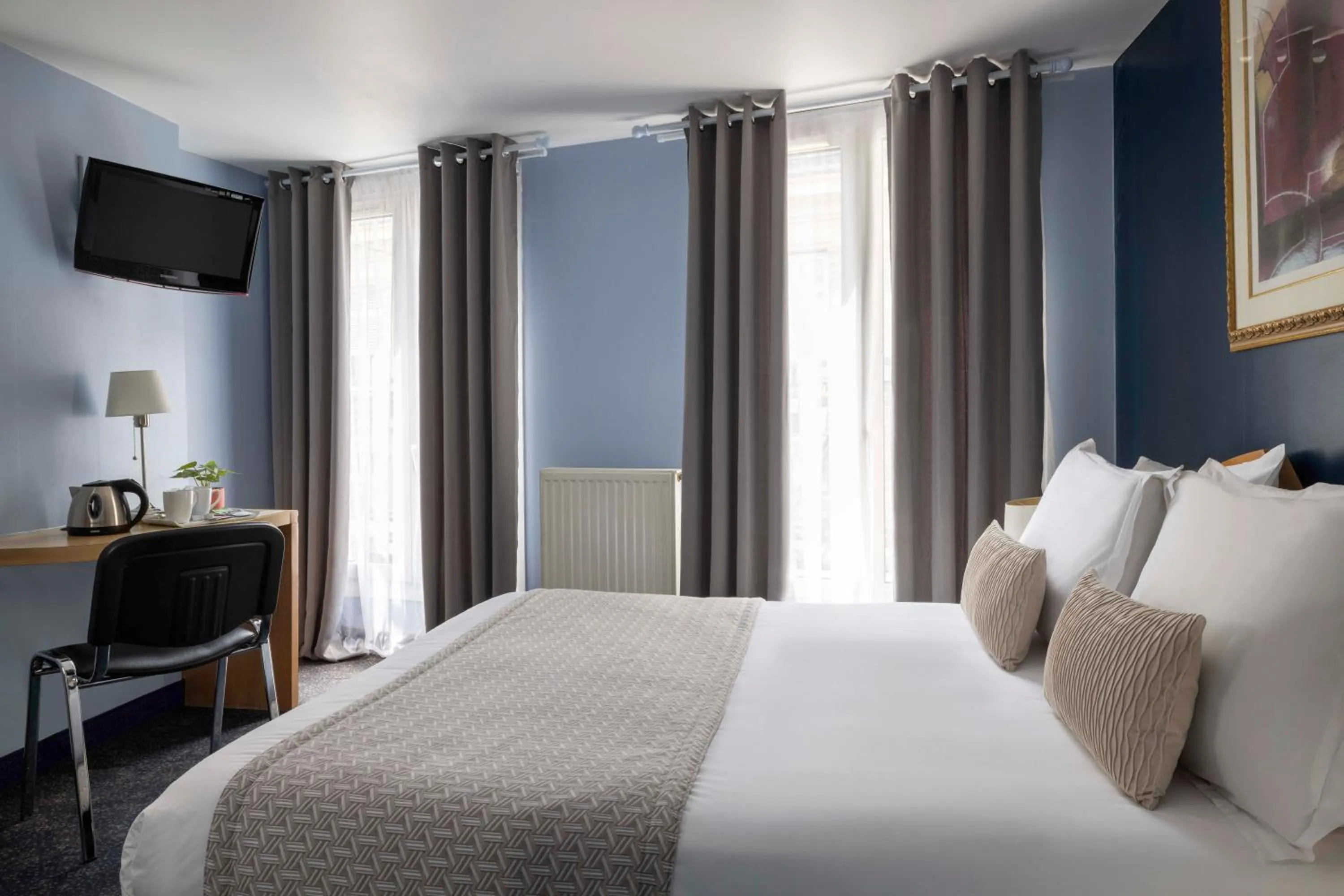 Bedroom, Bed in Grand Hotel du Calvados - Opera