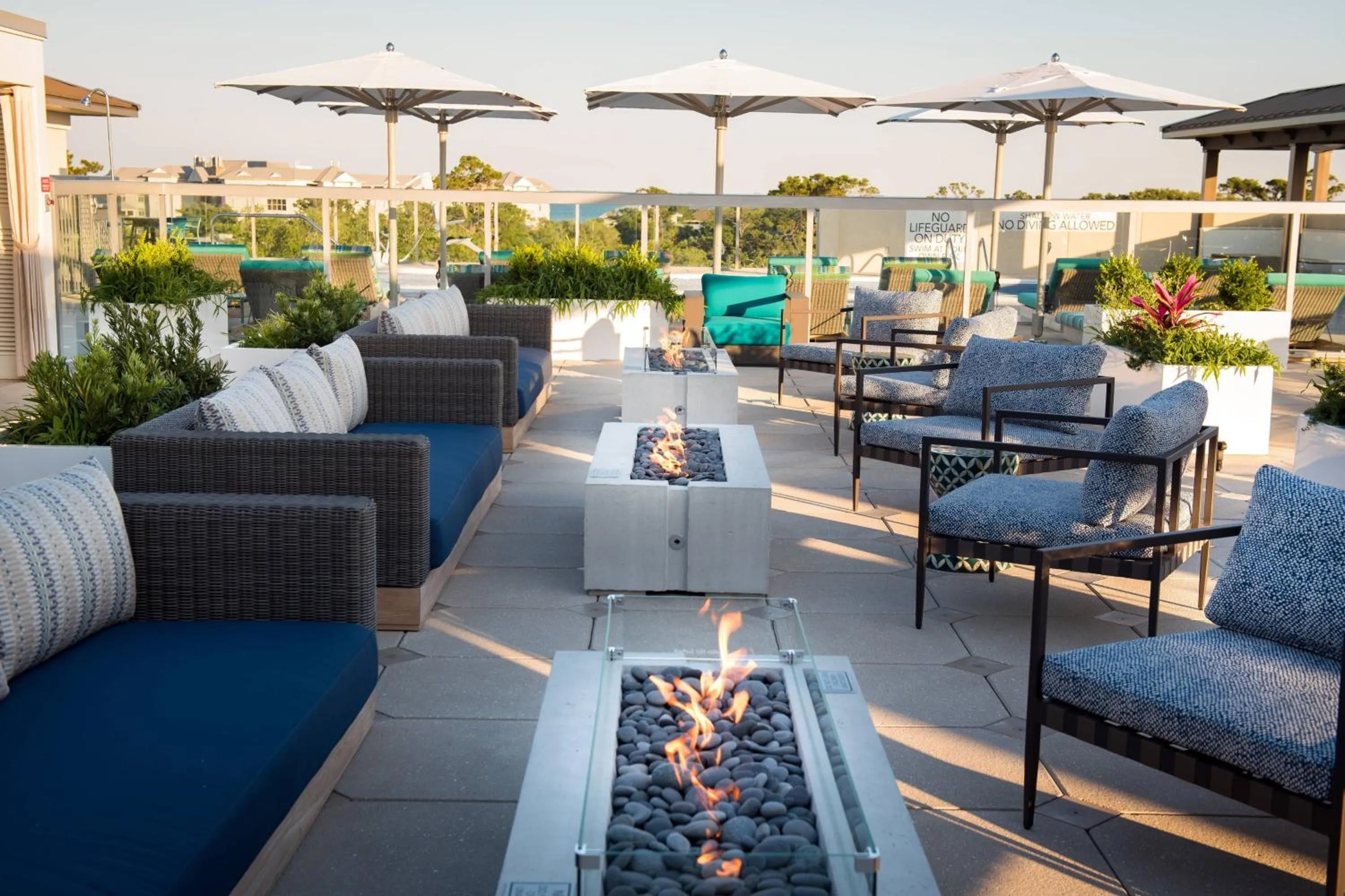 Lounge or bar in Courtyard by Marriott Hilton Head Island
