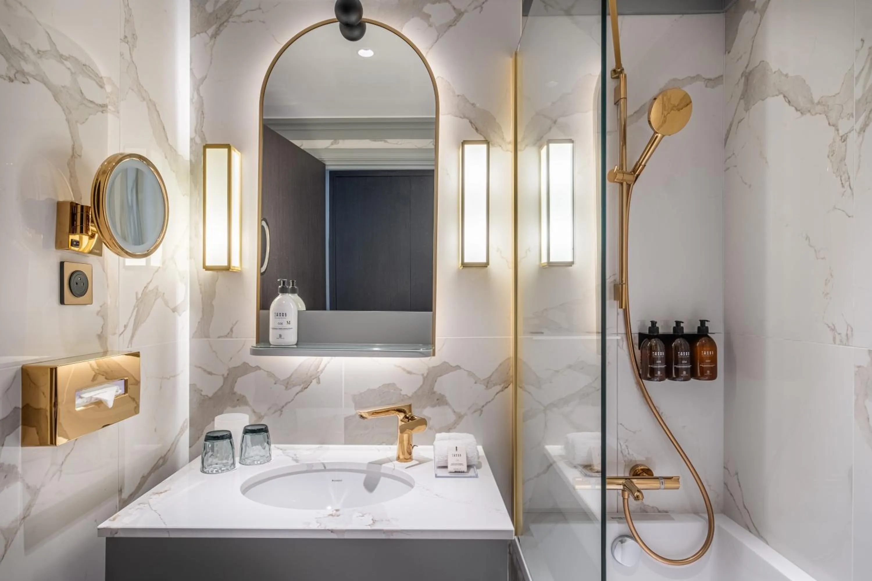 Bathroom, Bed in Hôtel Le Marquis by Inwood Hotels