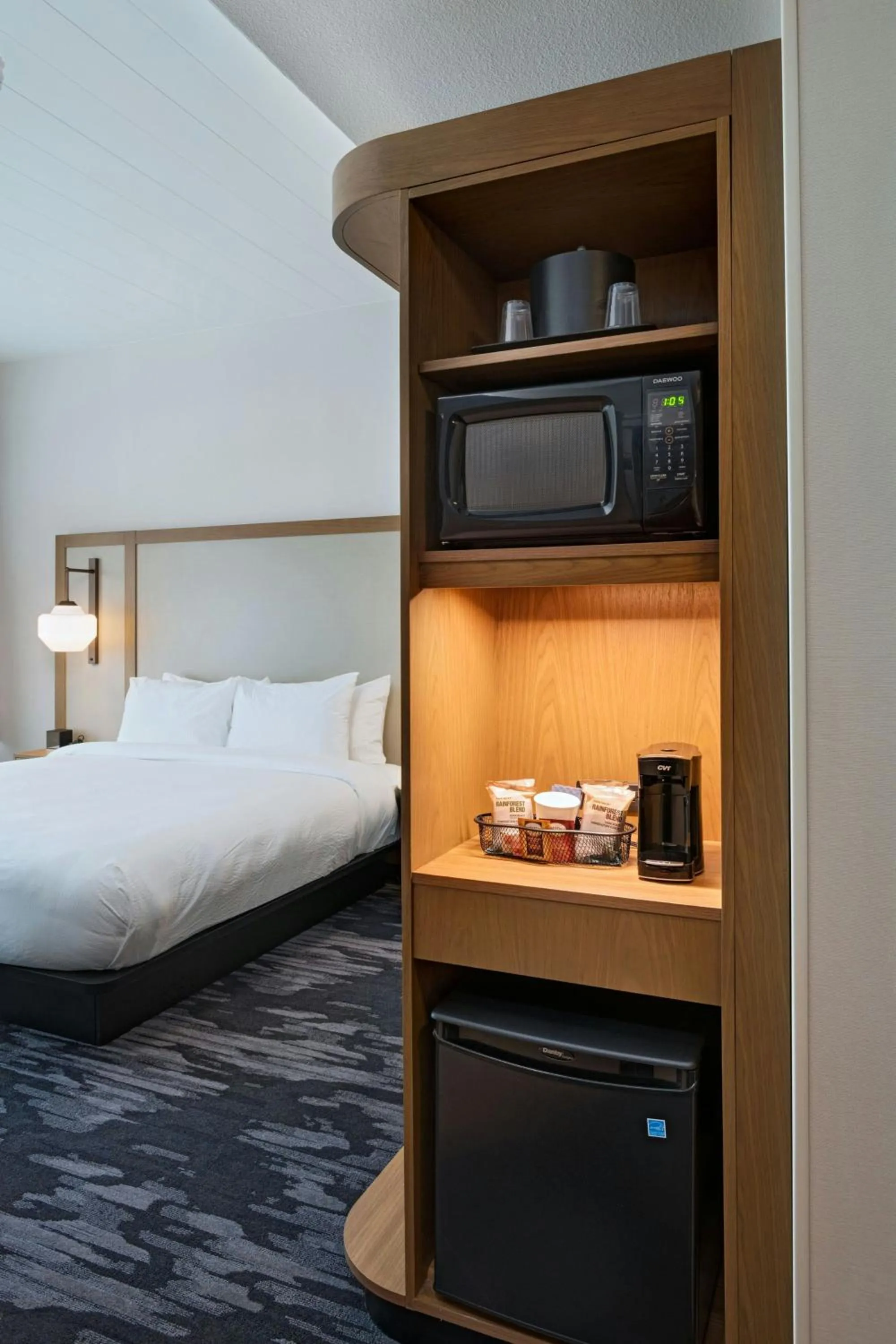 Photo of the whole room, Bed in Fairfield Inn and Suites by Marriott St Louis Downtown